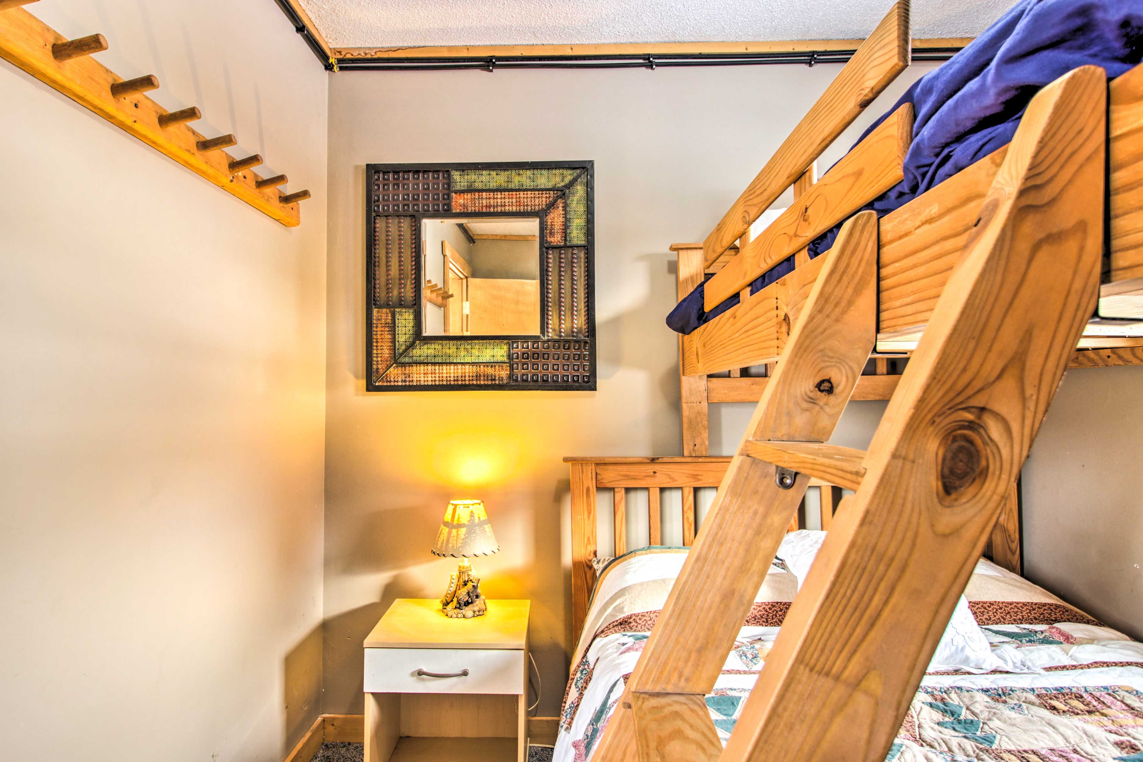 Bedroom 3 | Twin/Full Bunk Bed