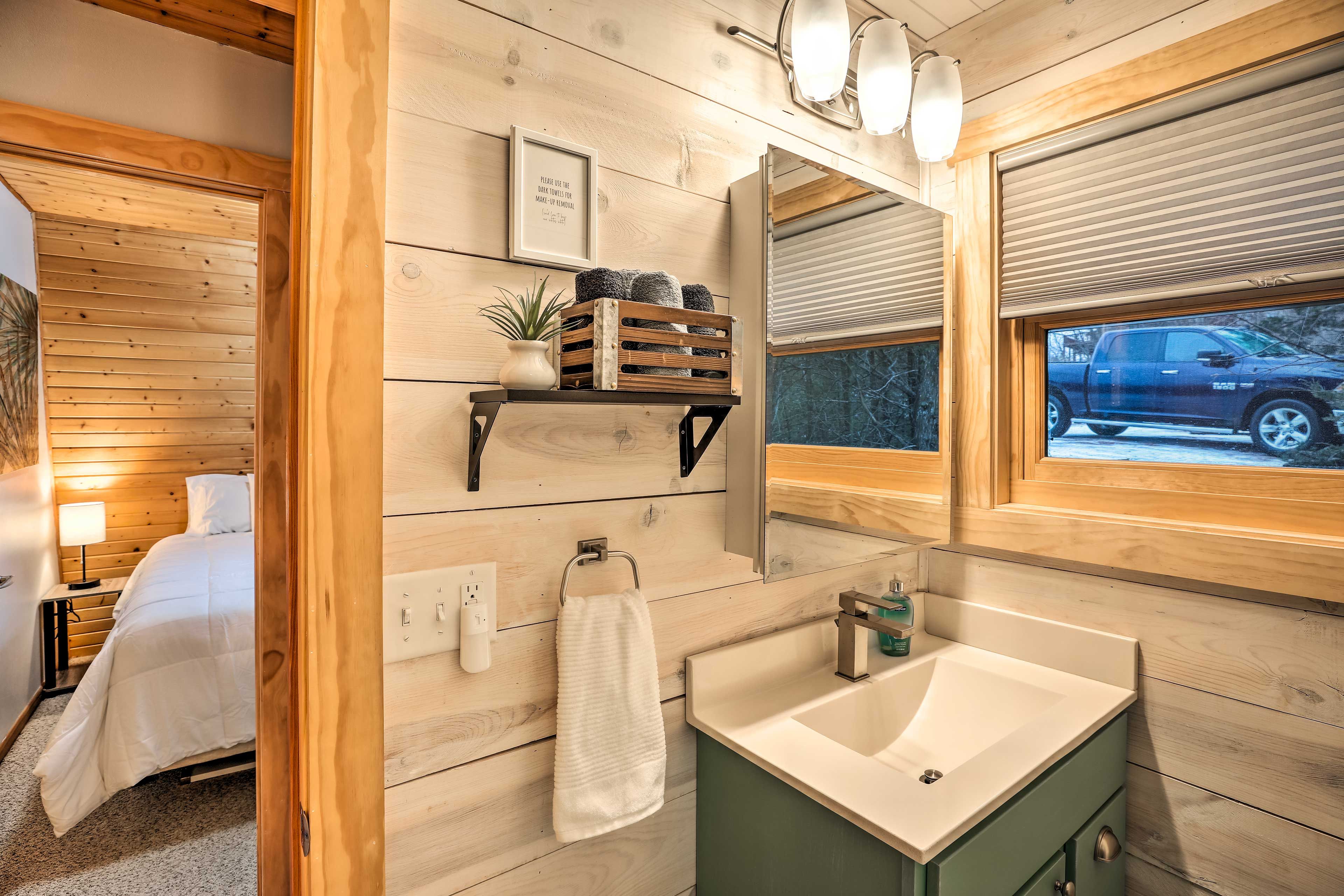 Full Bathroom | 2nd Floor | Complimentary Toiletries | Hair Dryer