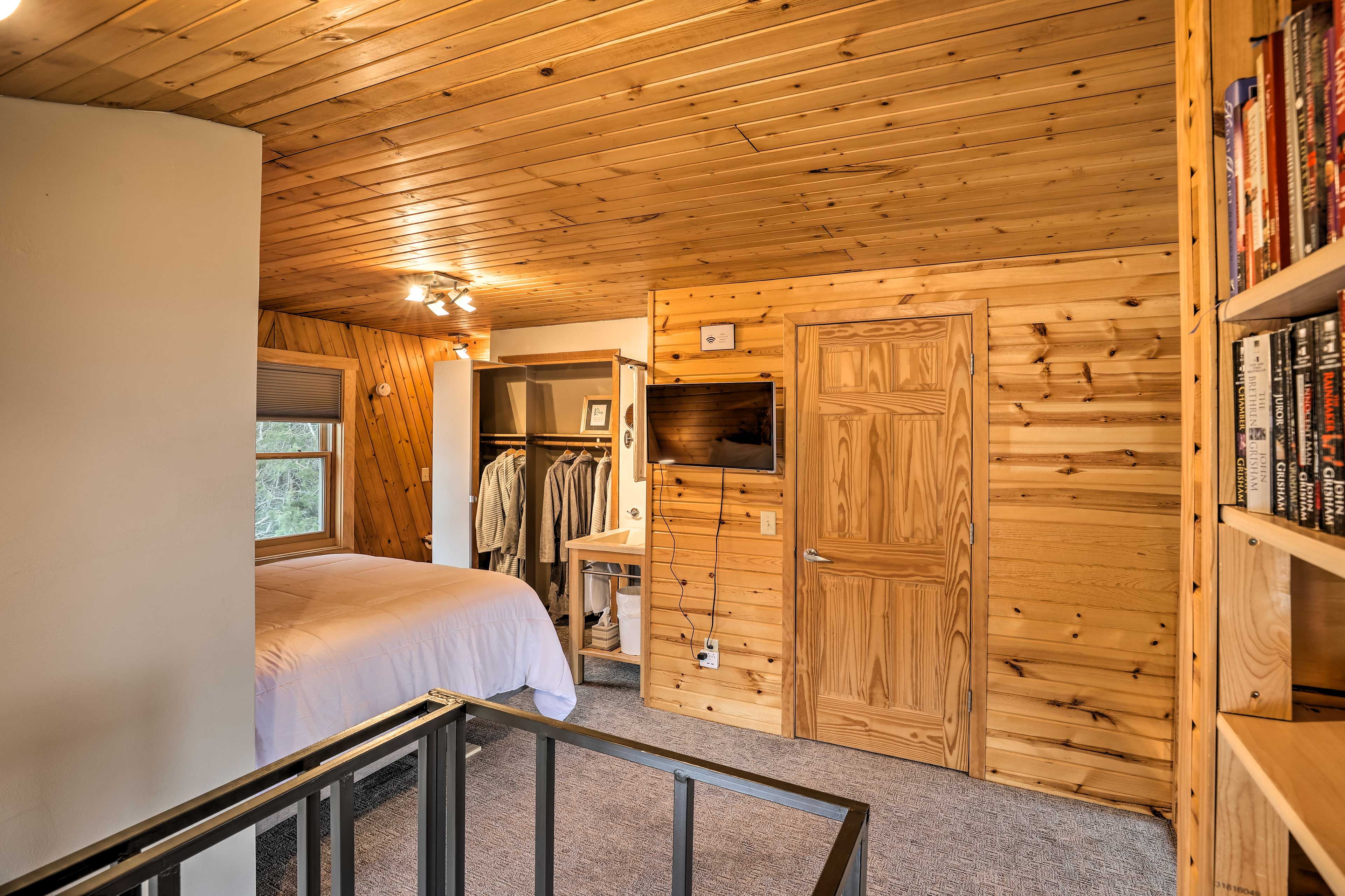 Loft | 3rd Floor | Queen Bed | Board Games