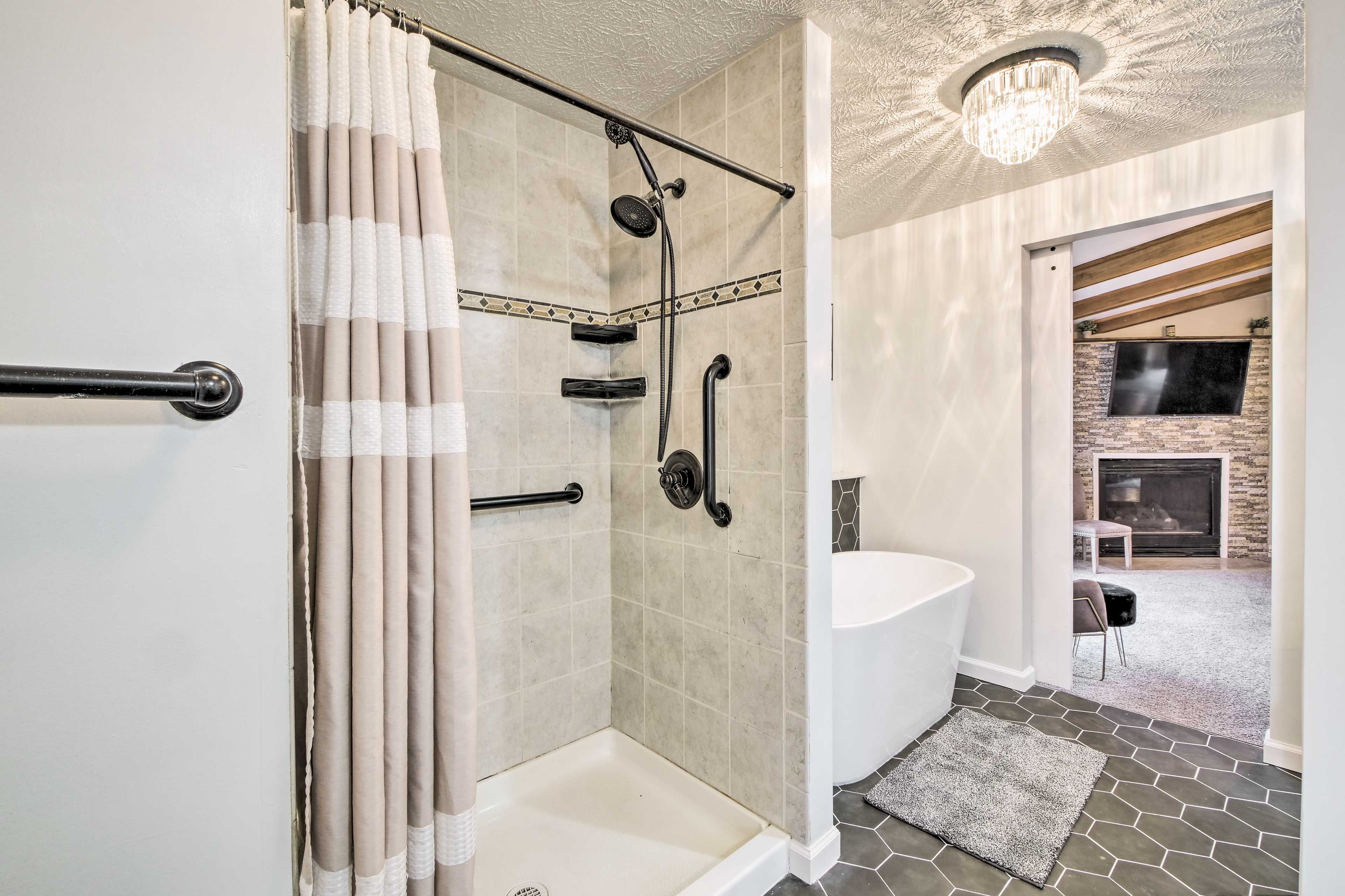 Full Bathroom | Walk-In Shower | Soaking Tub | Complimentary Toiletries