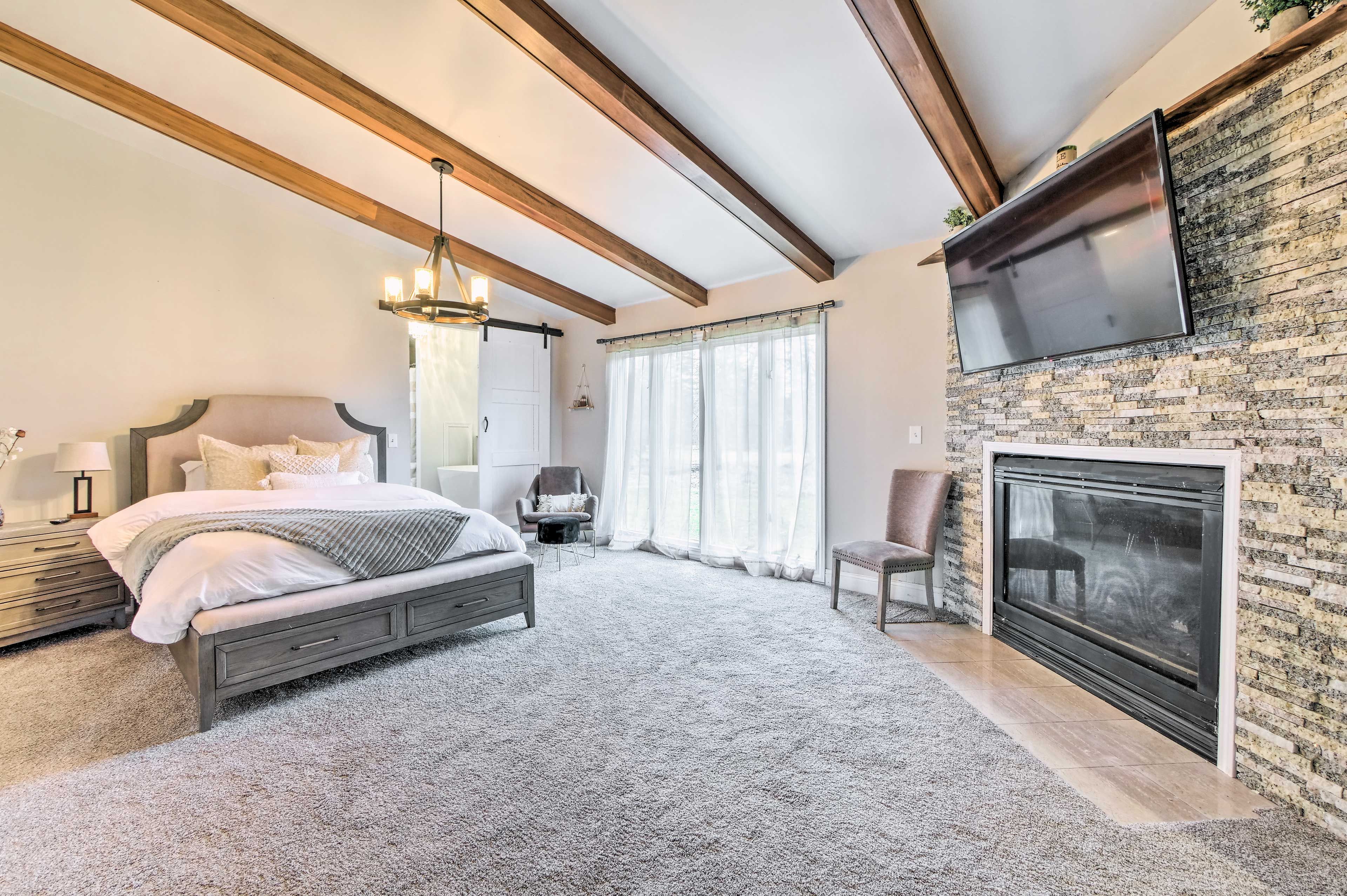 Bedroom 1 | Queen Bed | Smart TV | Fireplace | En-Suite Bathroom