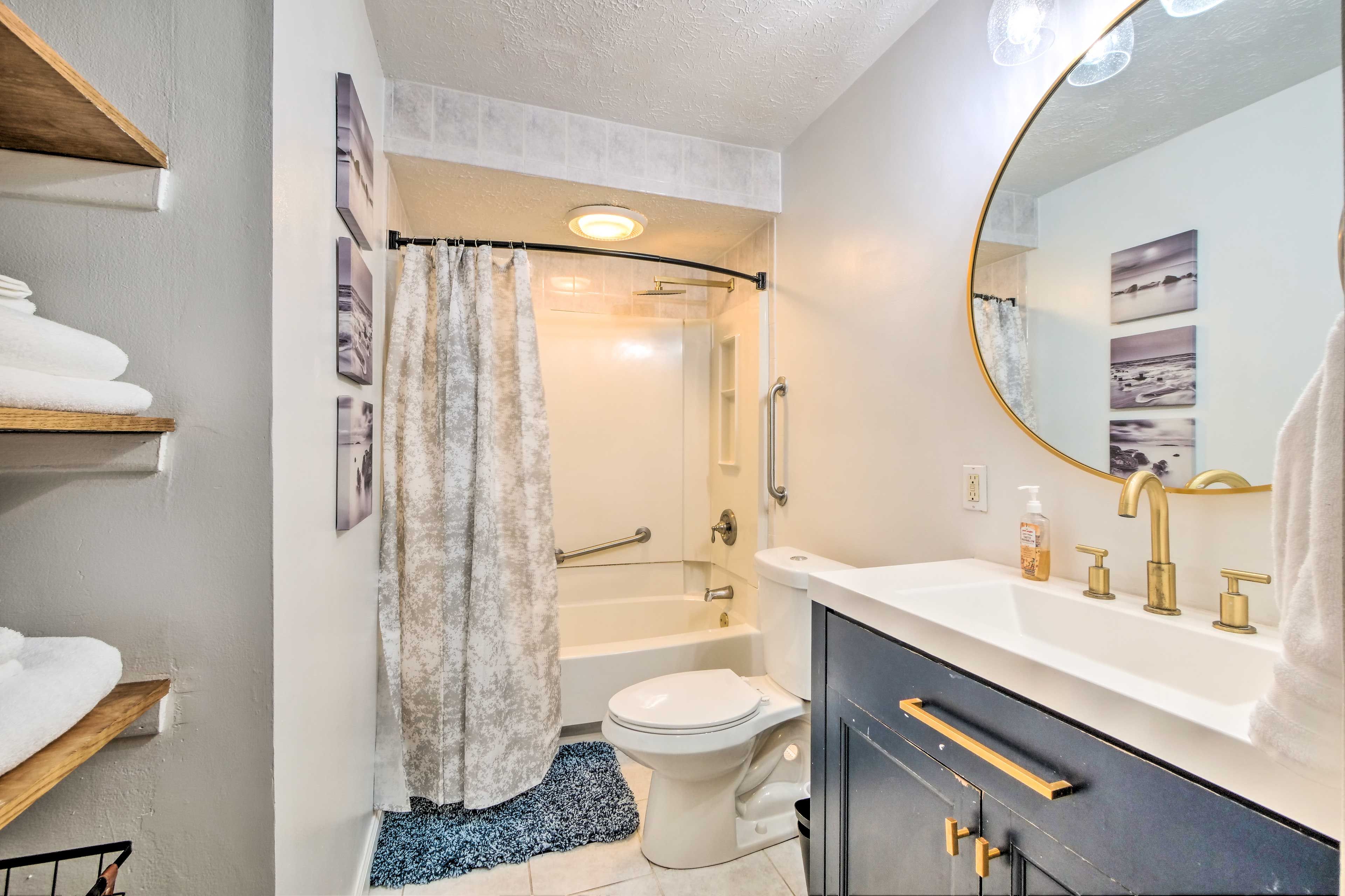 Full Bathroom | Shower/Tub Combo | Towels Provided