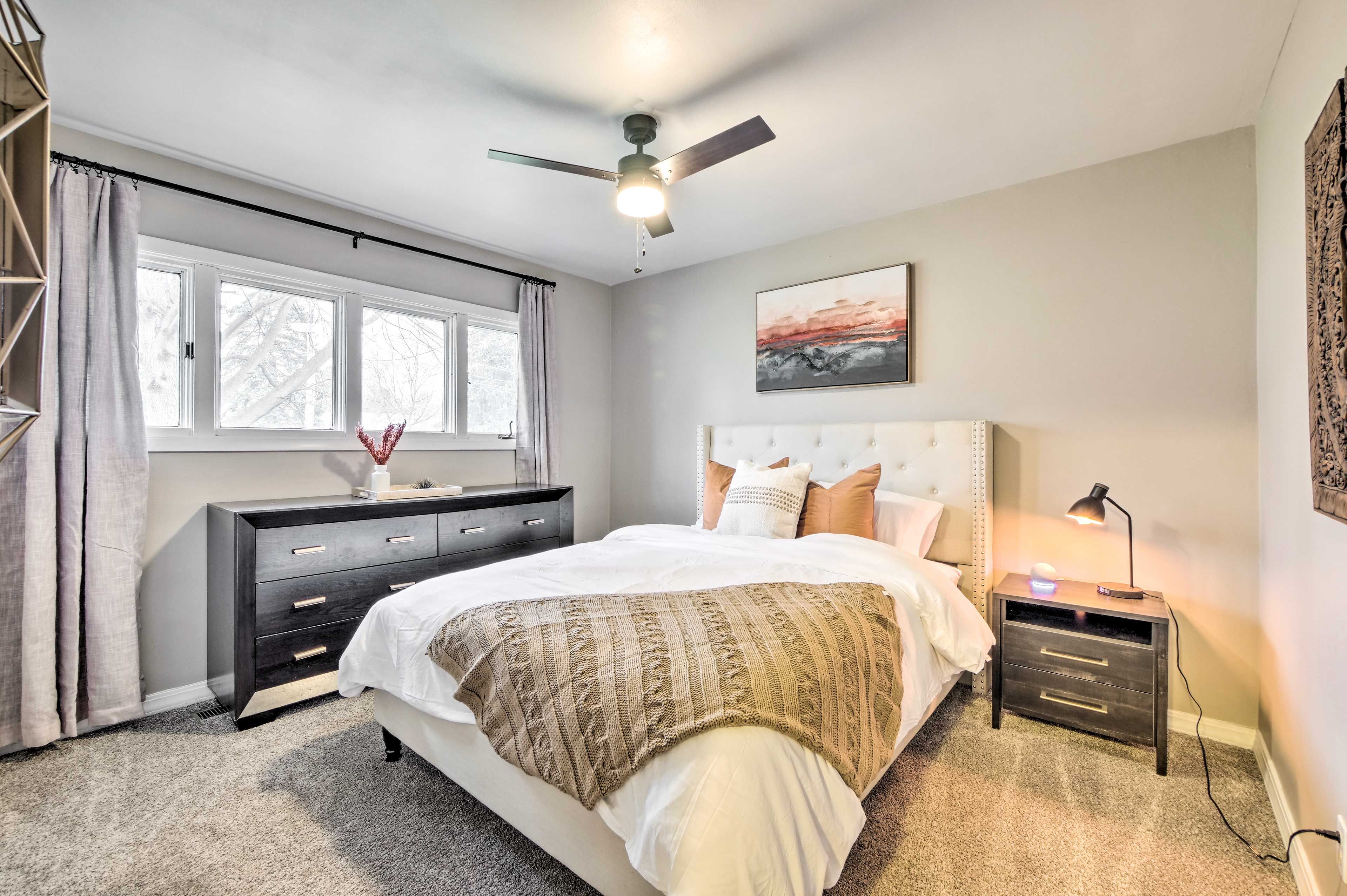 Bedroom 3 | Queen Bed | Dresser | Closet | Linens Provided