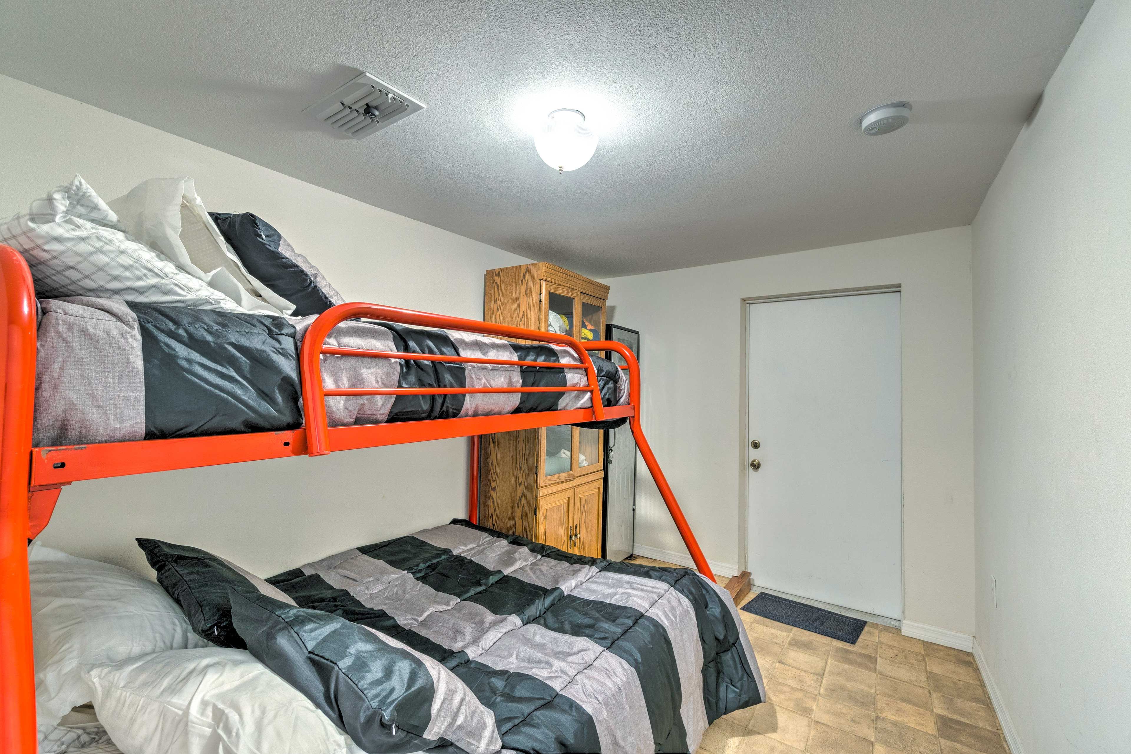 Bedroom 3 | Twin/Full Bunk Bed