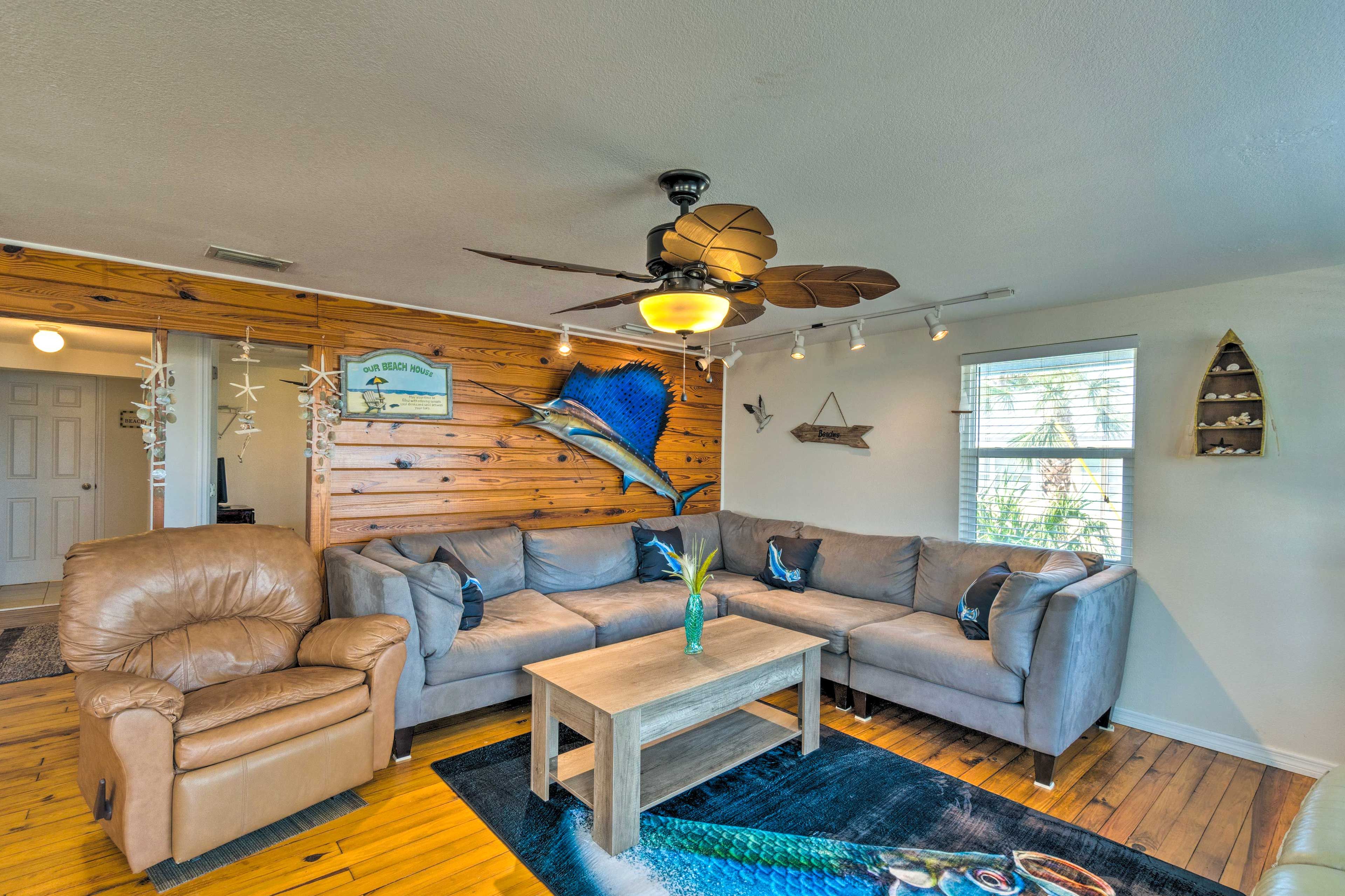 Living Room | Keyless Entry | Free WiFi