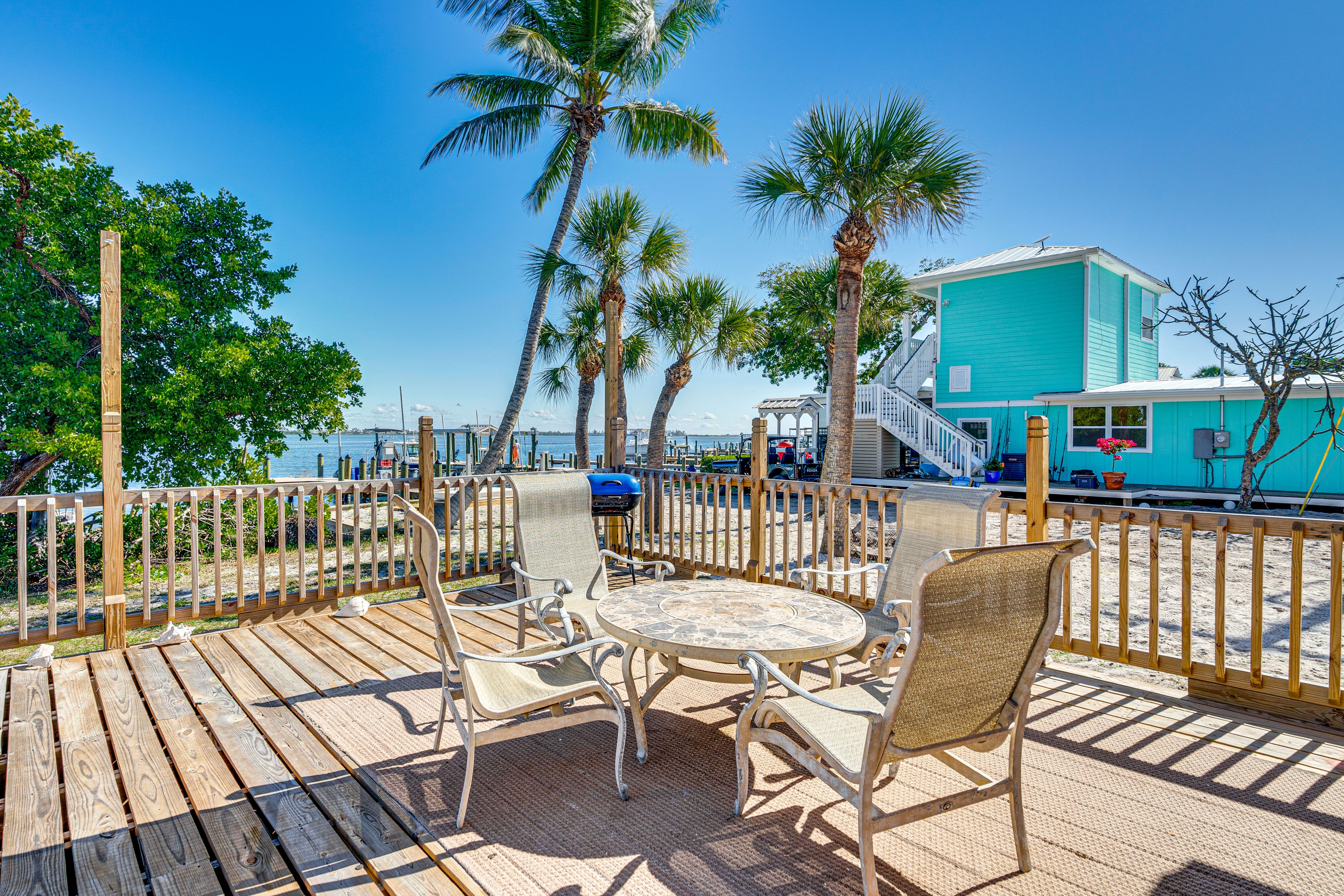 Deck w/ Dining Table | Charcoal Grill