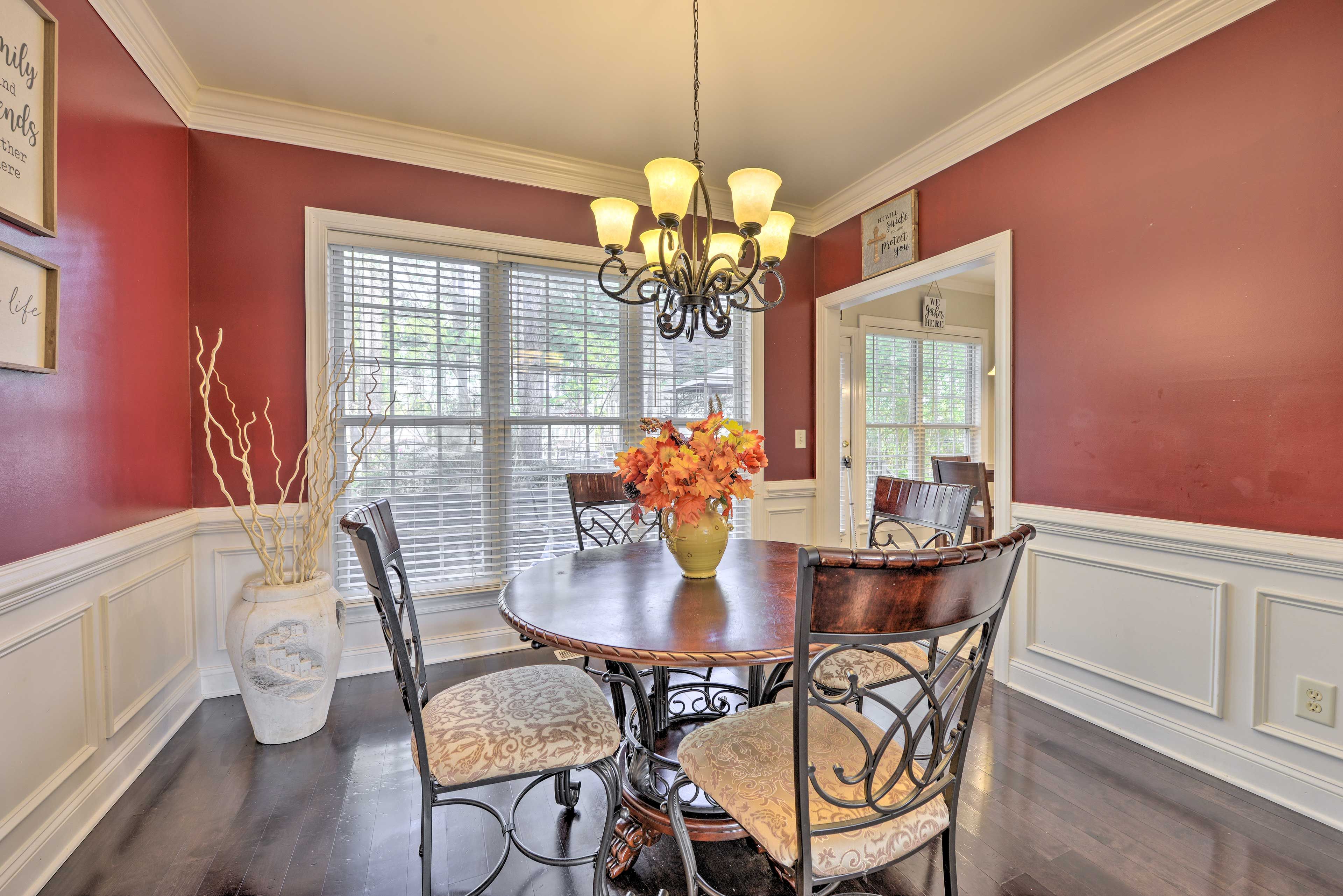 Dining Area | Dishware/Flatware Provided
