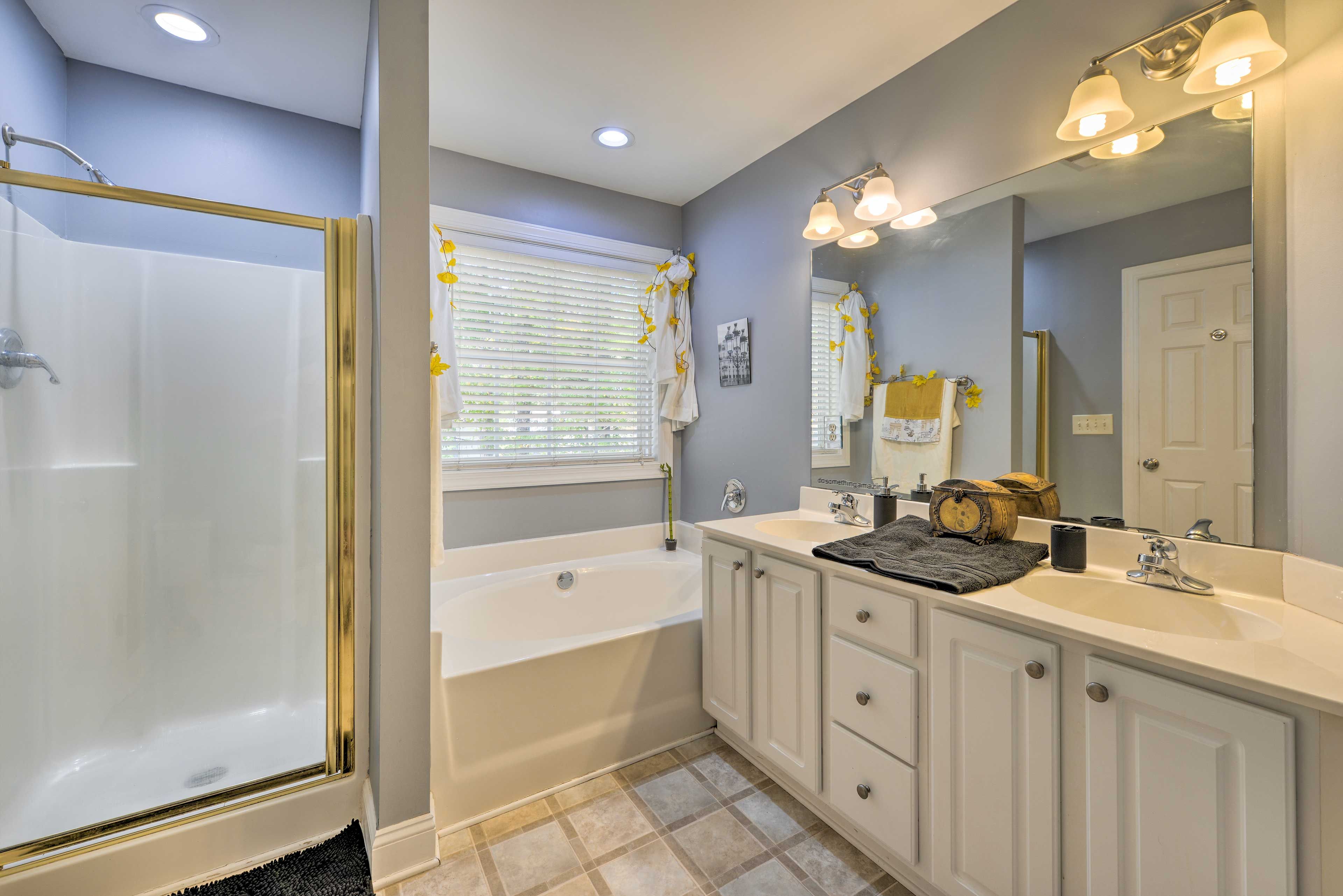 En-Suite Bathroom | Soaker Tub | Double Sinks | Complimentary Toiletries