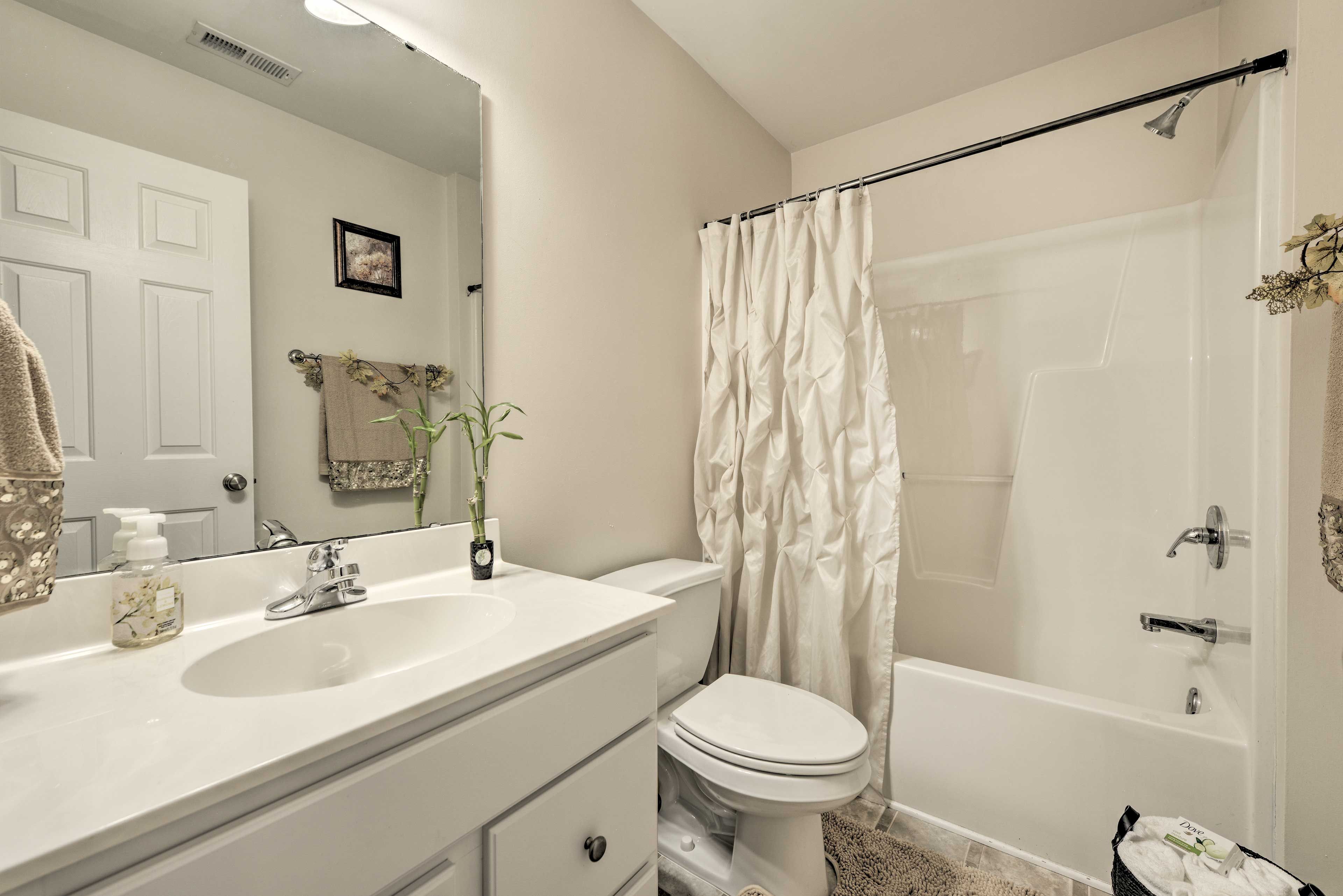 Full Bathroom | Towels Provided