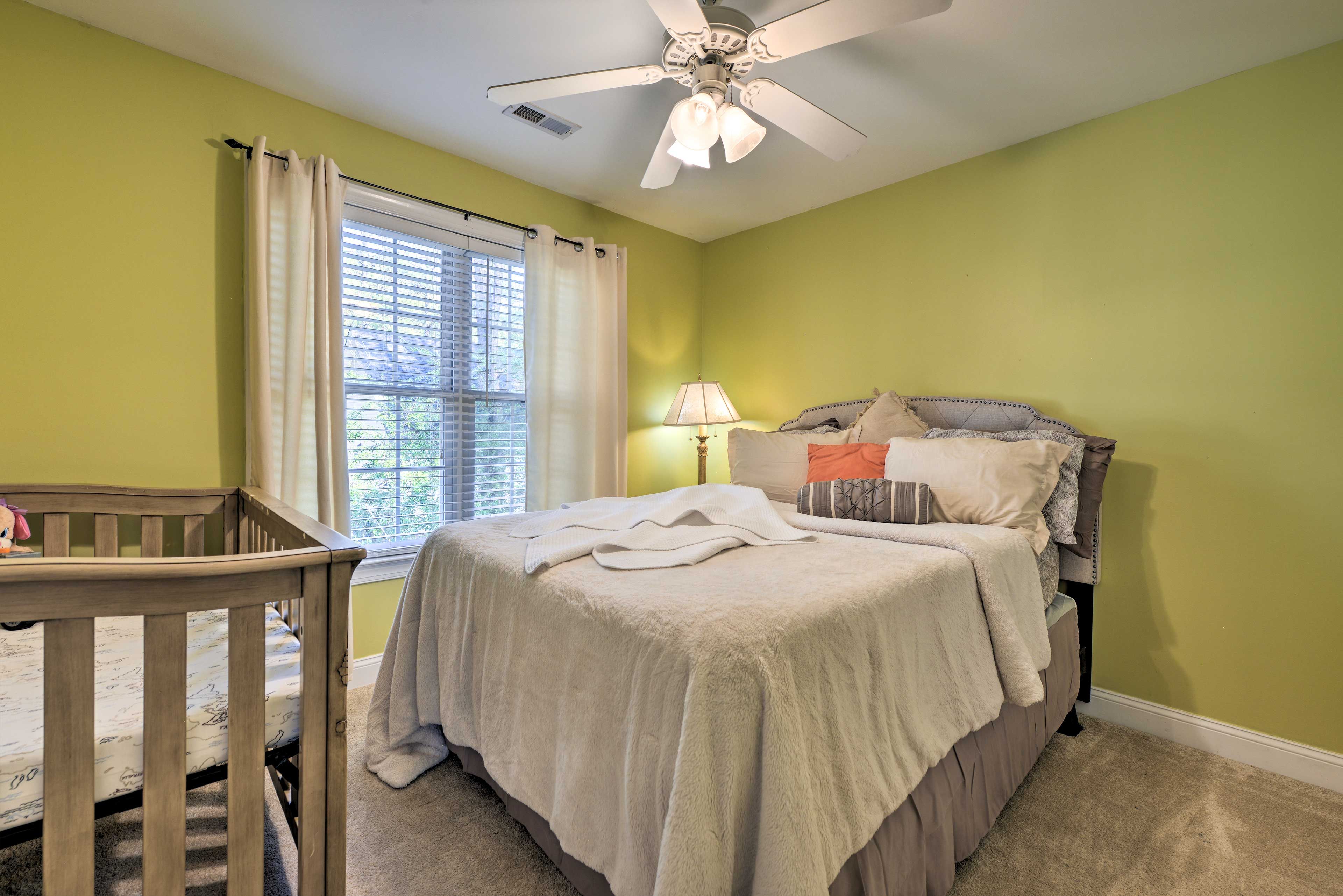 Bedroom 3 | Queen Bed | Crib