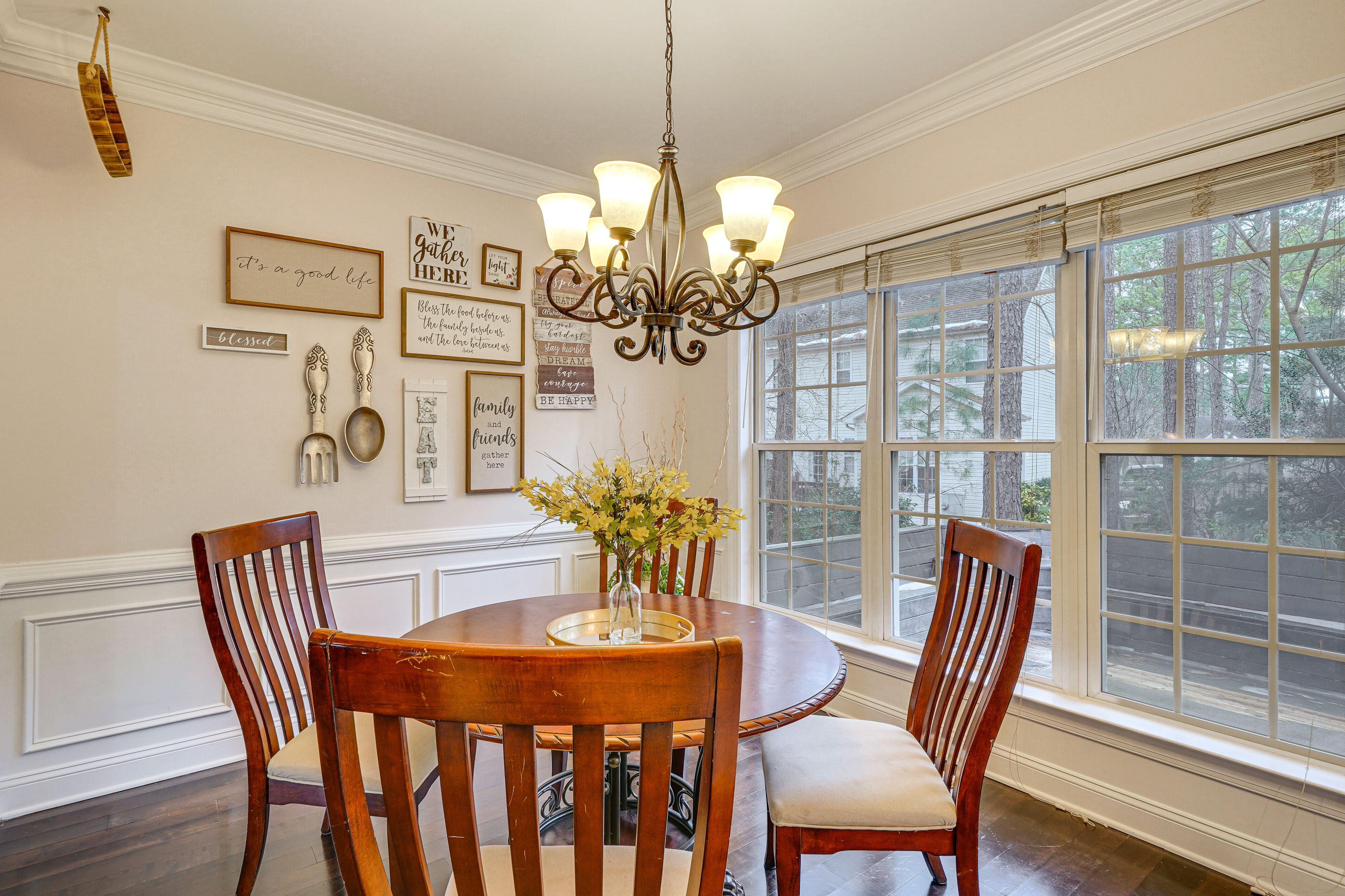 Dining Area | Dishware/Flatware Provided