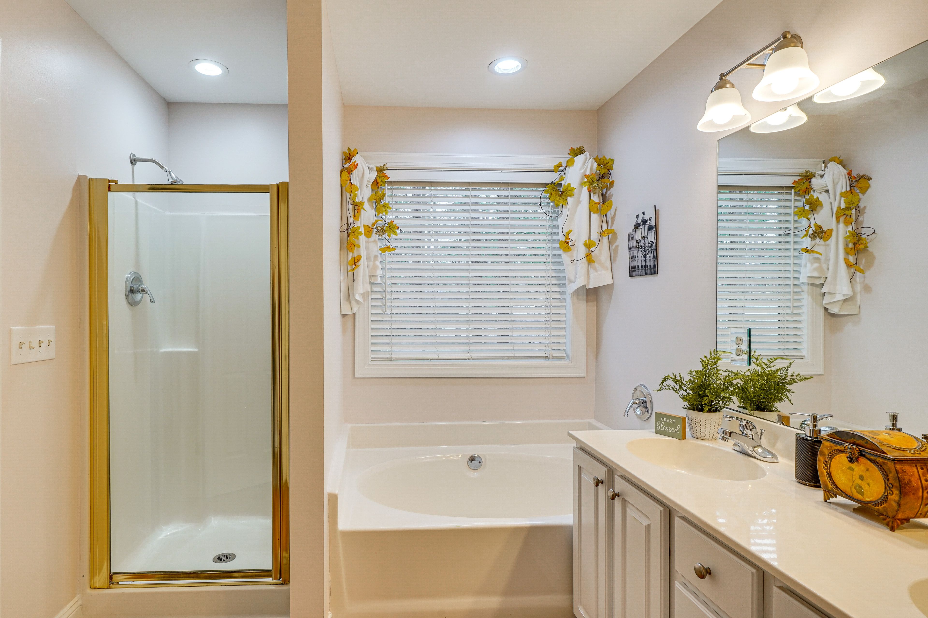 En-Suite Bathroom | Soaker Tub | Double Sinks | Complimentary Toiletries