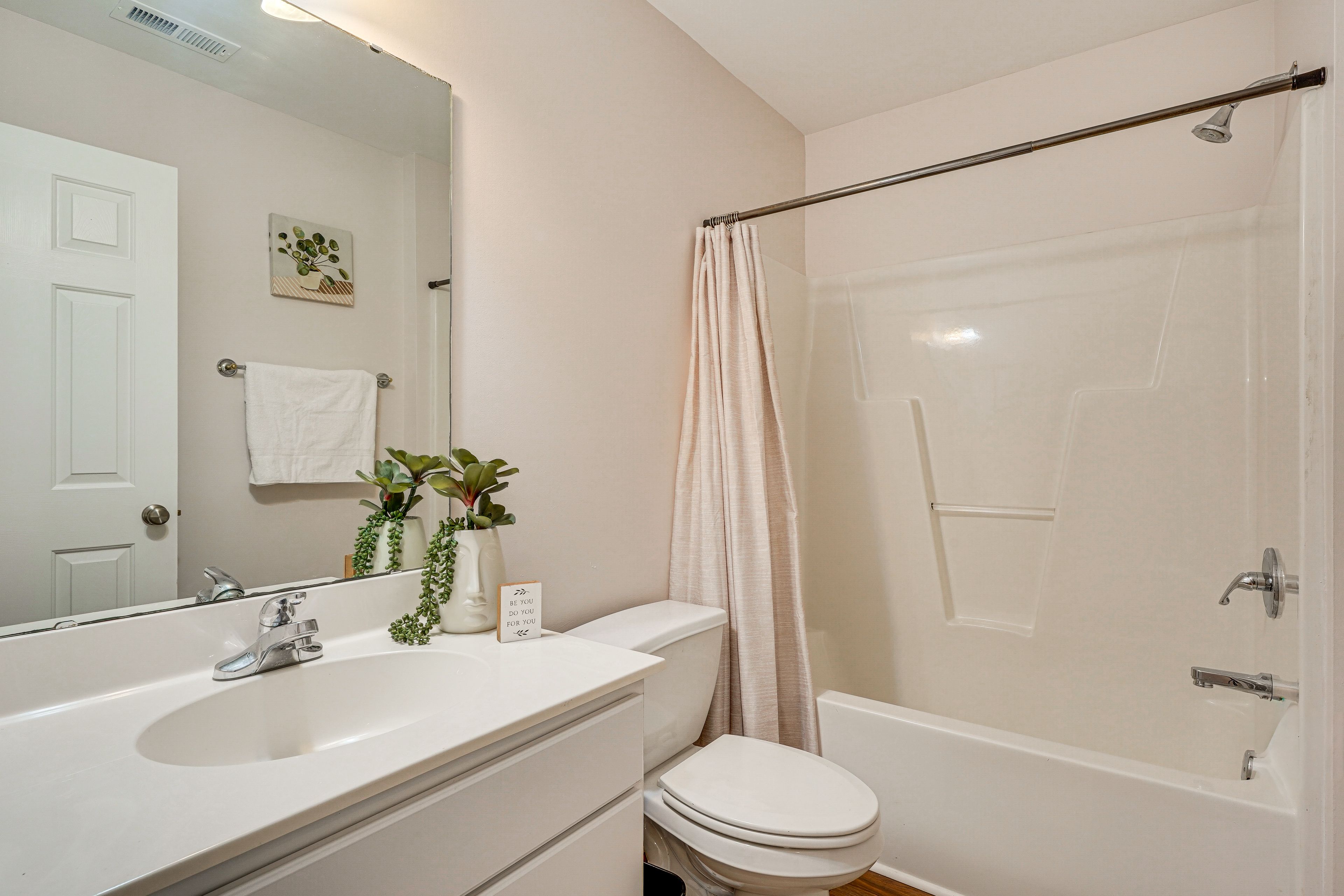 Full Bathroom | Towels Provided