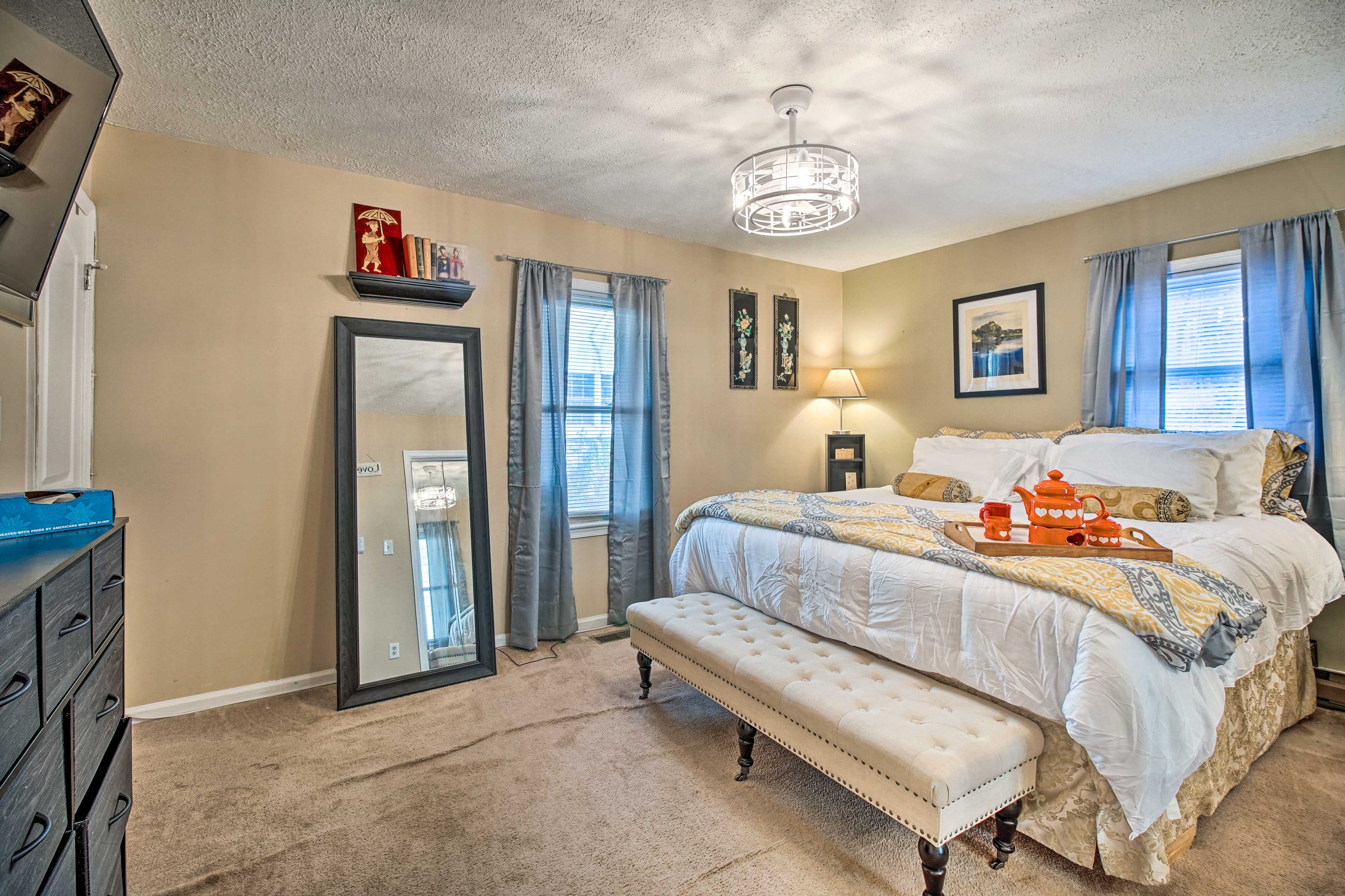 Bedroom 1 | Top Level | King Bed | Linens Provided | Smart TV