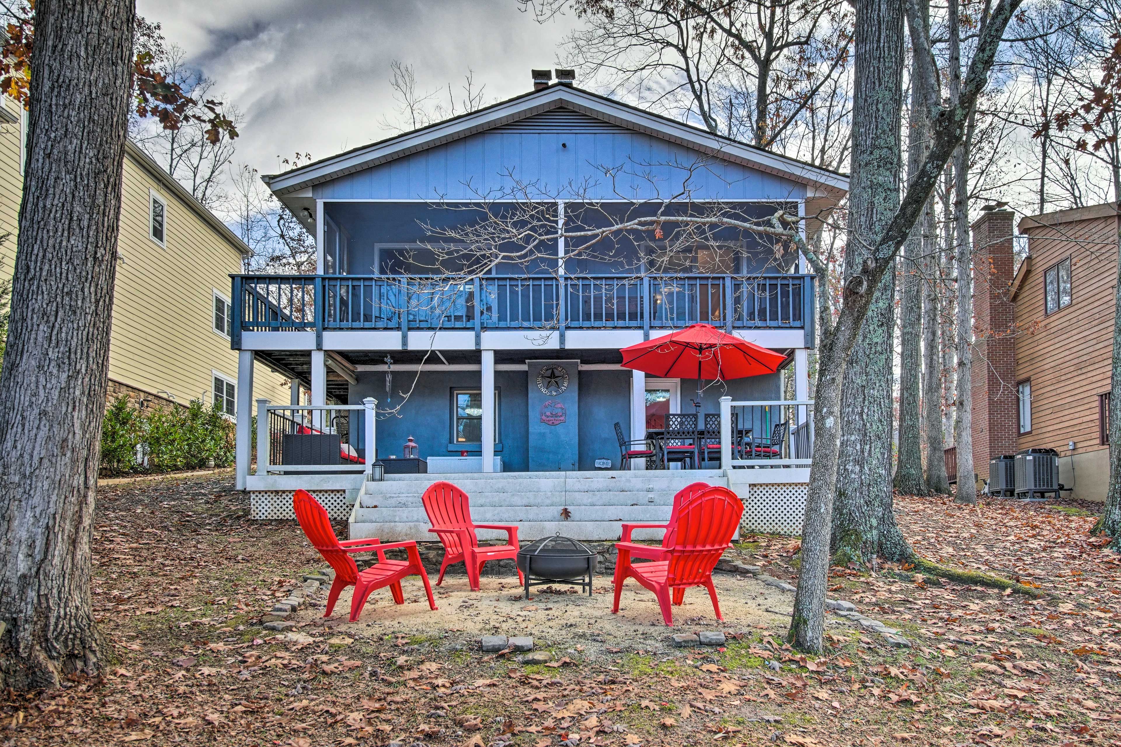Home Exterior | Wood-Burning Fire Pit (Wood Provided) | 2-Level Deck