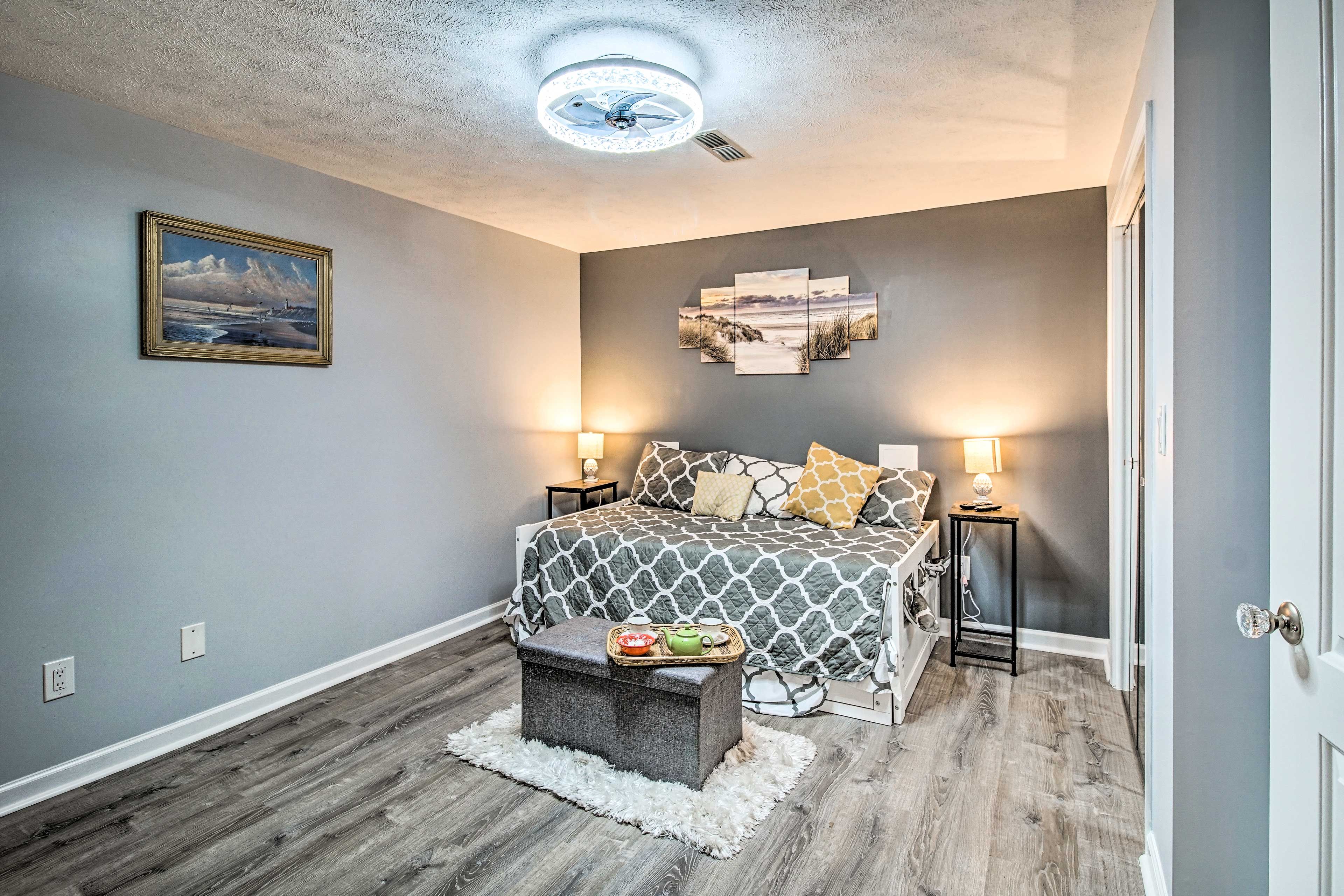 Spa Room | Lower Level | King Pullout Bed | Smart TV | Infrared Sauna