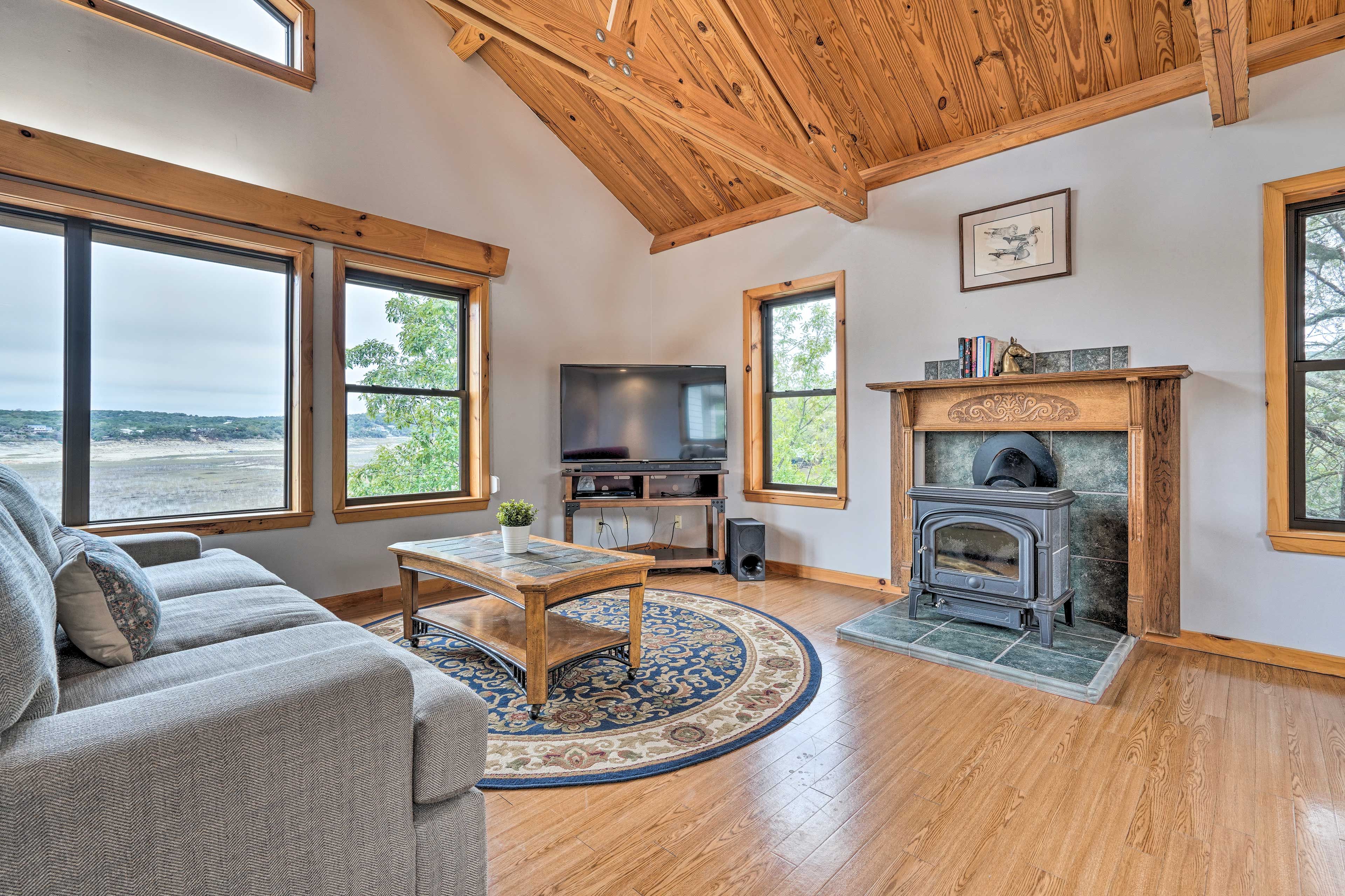 Living Room | Free WiFi | Smart TV | Wood-Burning Stove | Central A/C