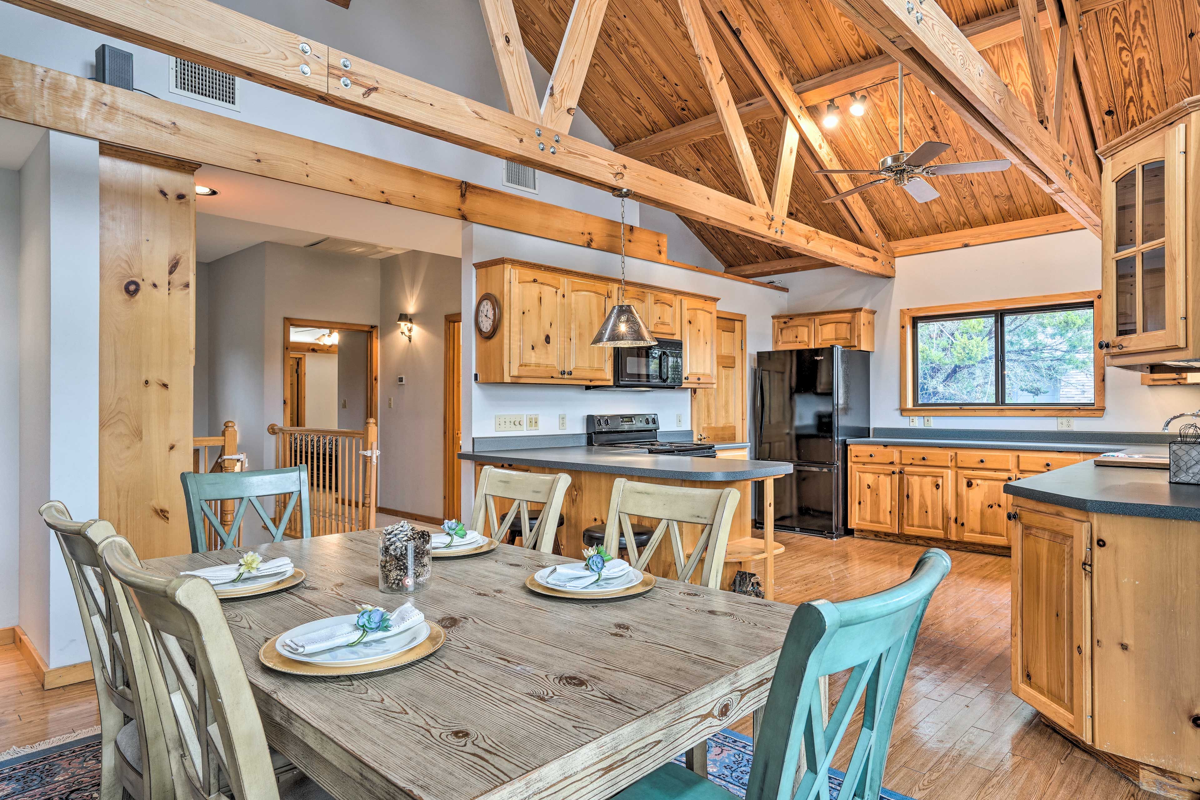 Lakehills Vacation Rental | 4BR | 2BA | 2,252 Sq Ft | Steps Required to Access