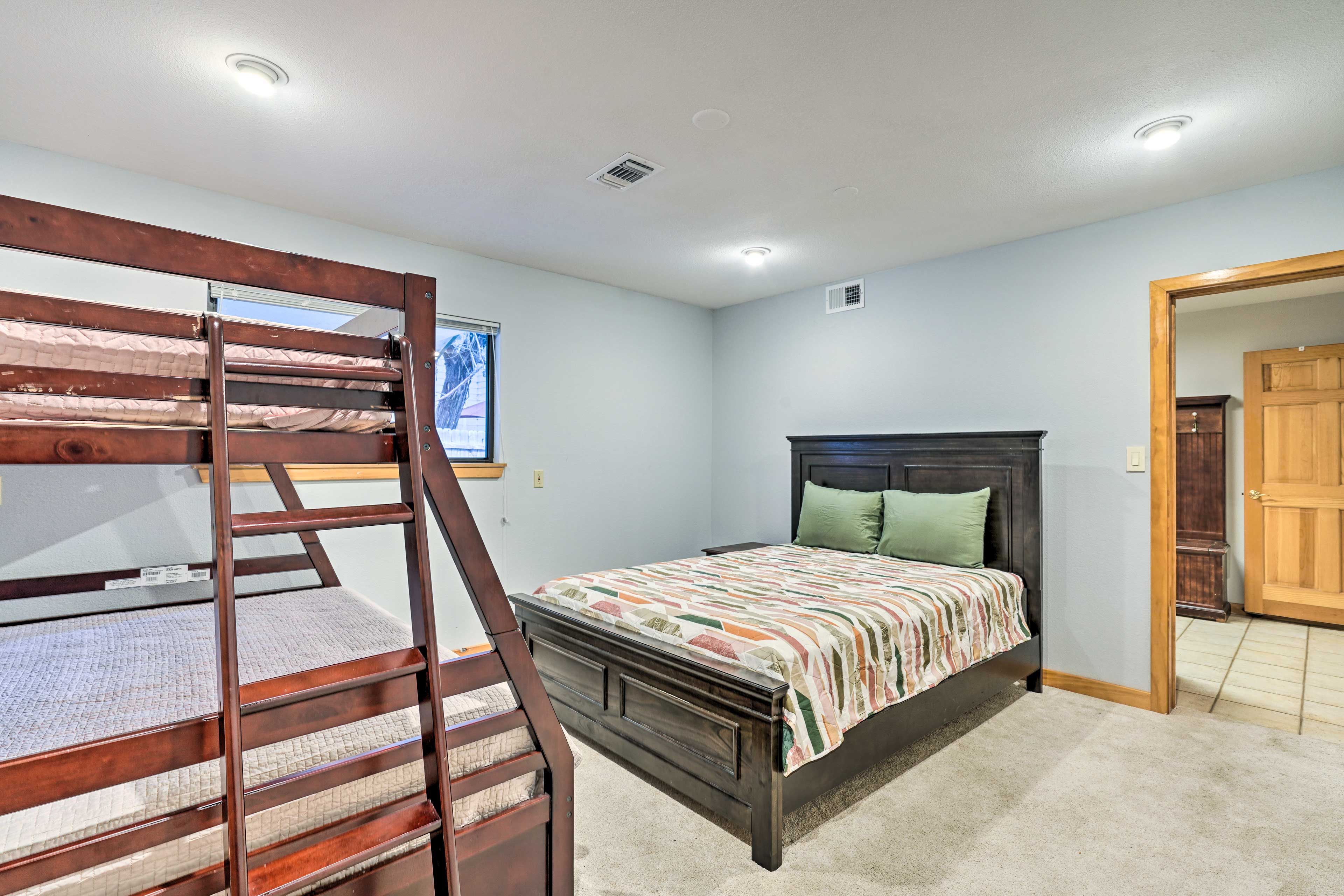 Bedroom 4 | Queen Bed | Twin/Full Bunk Bed