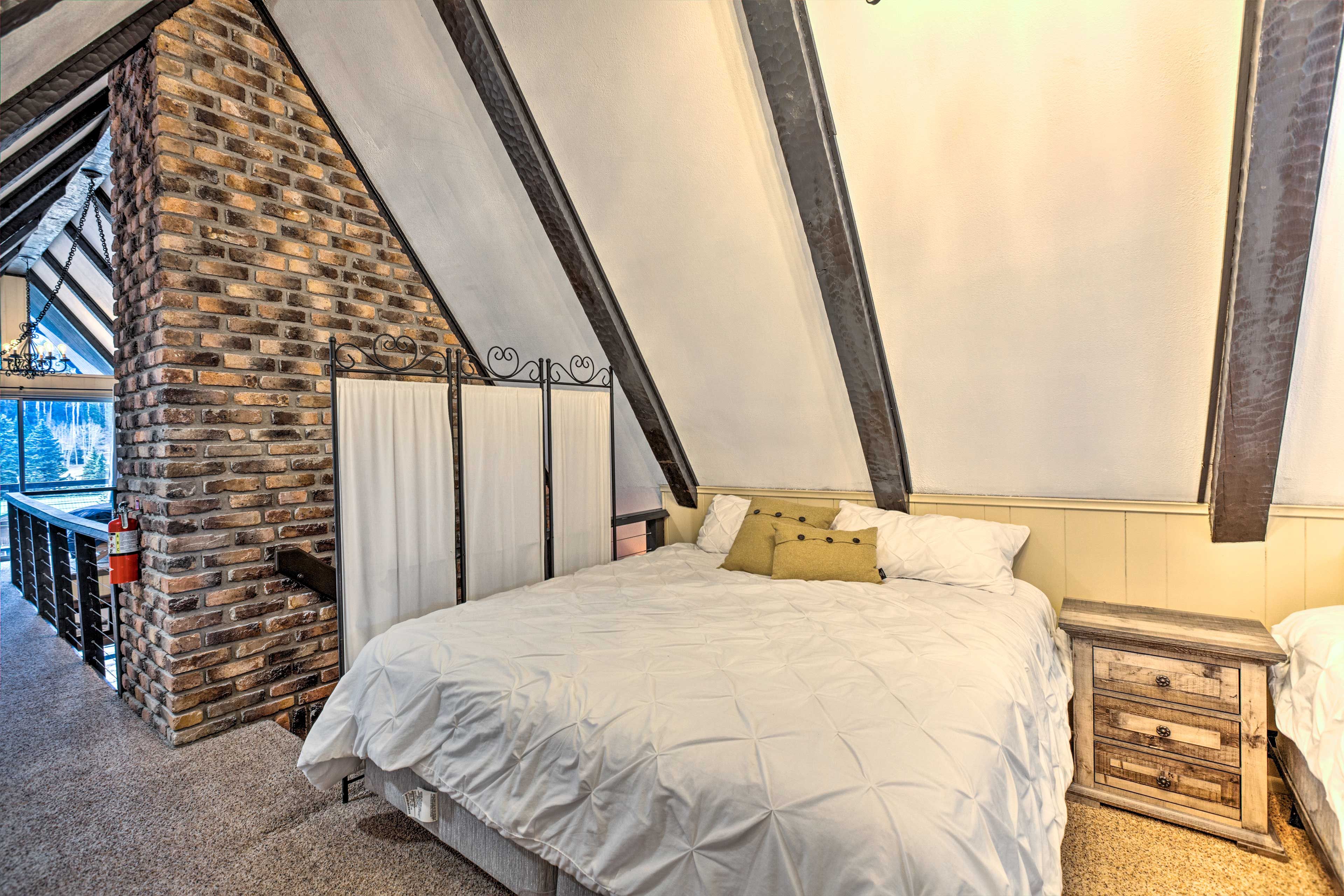 Loft | 2 King Beds | Twin Bed | 2 Full Beds | Smart TV