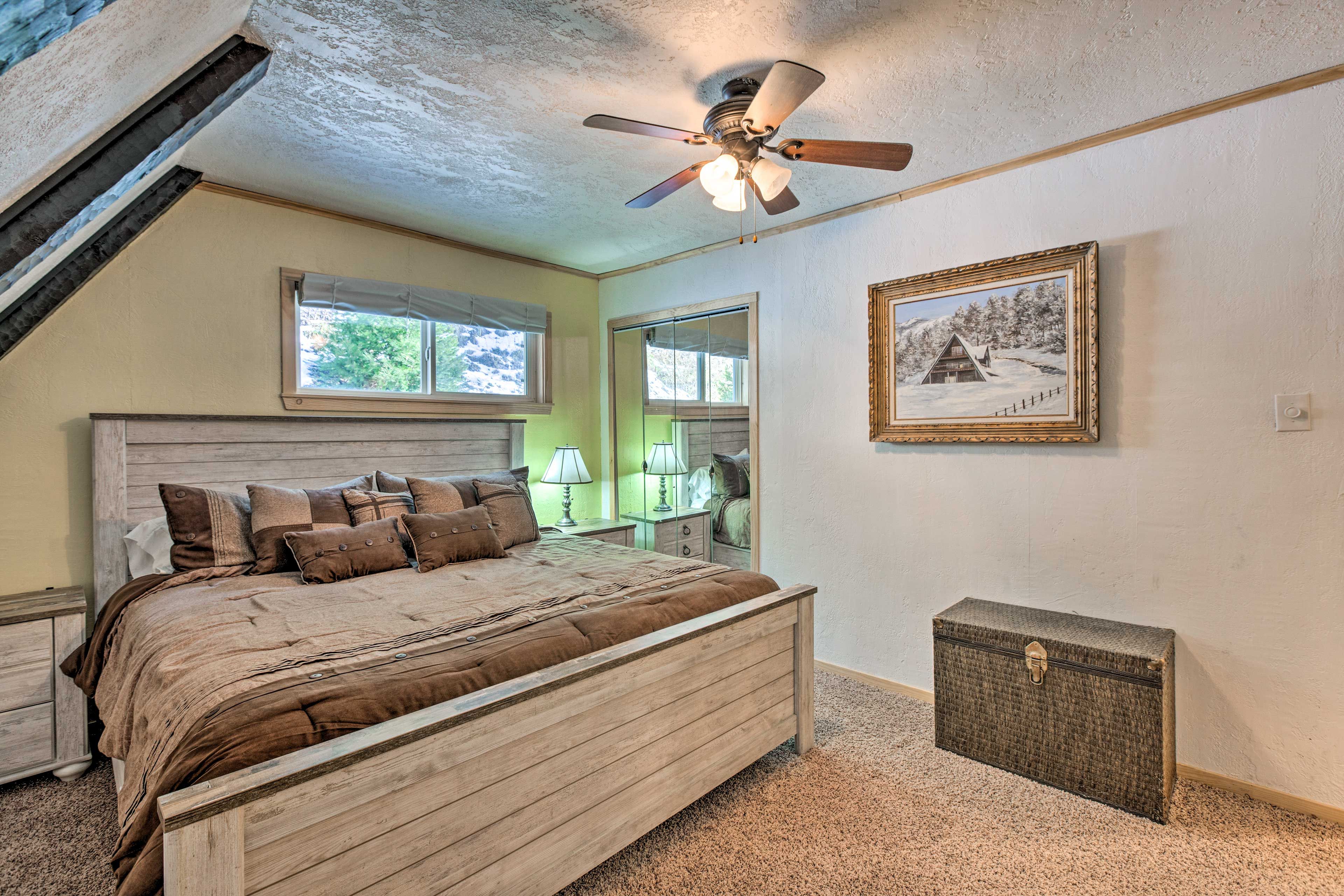Bedroom 1 | King Bed | Smart TV | Main Floor