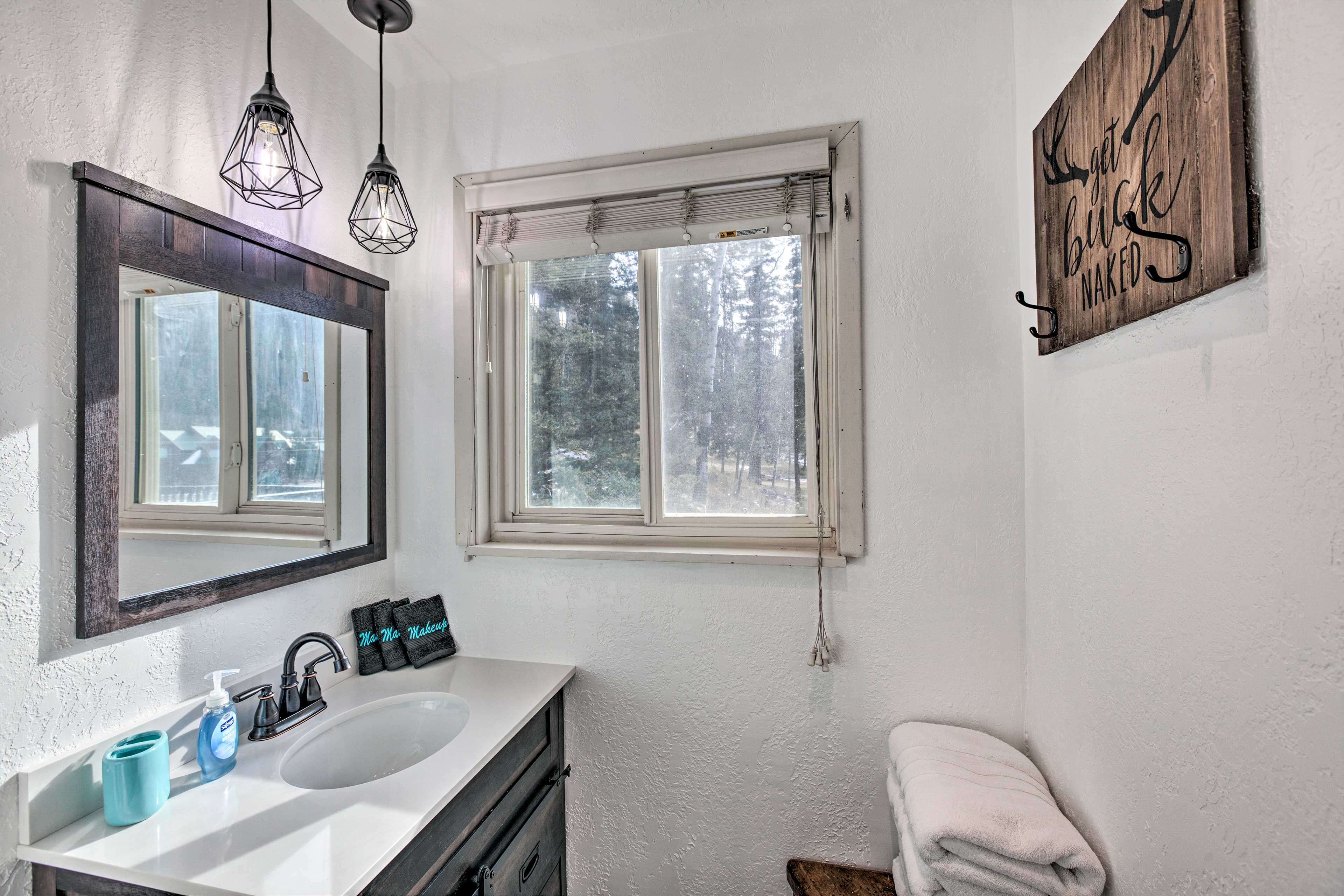 Full Bathroom | Complimentary Toiletries | Main Floor