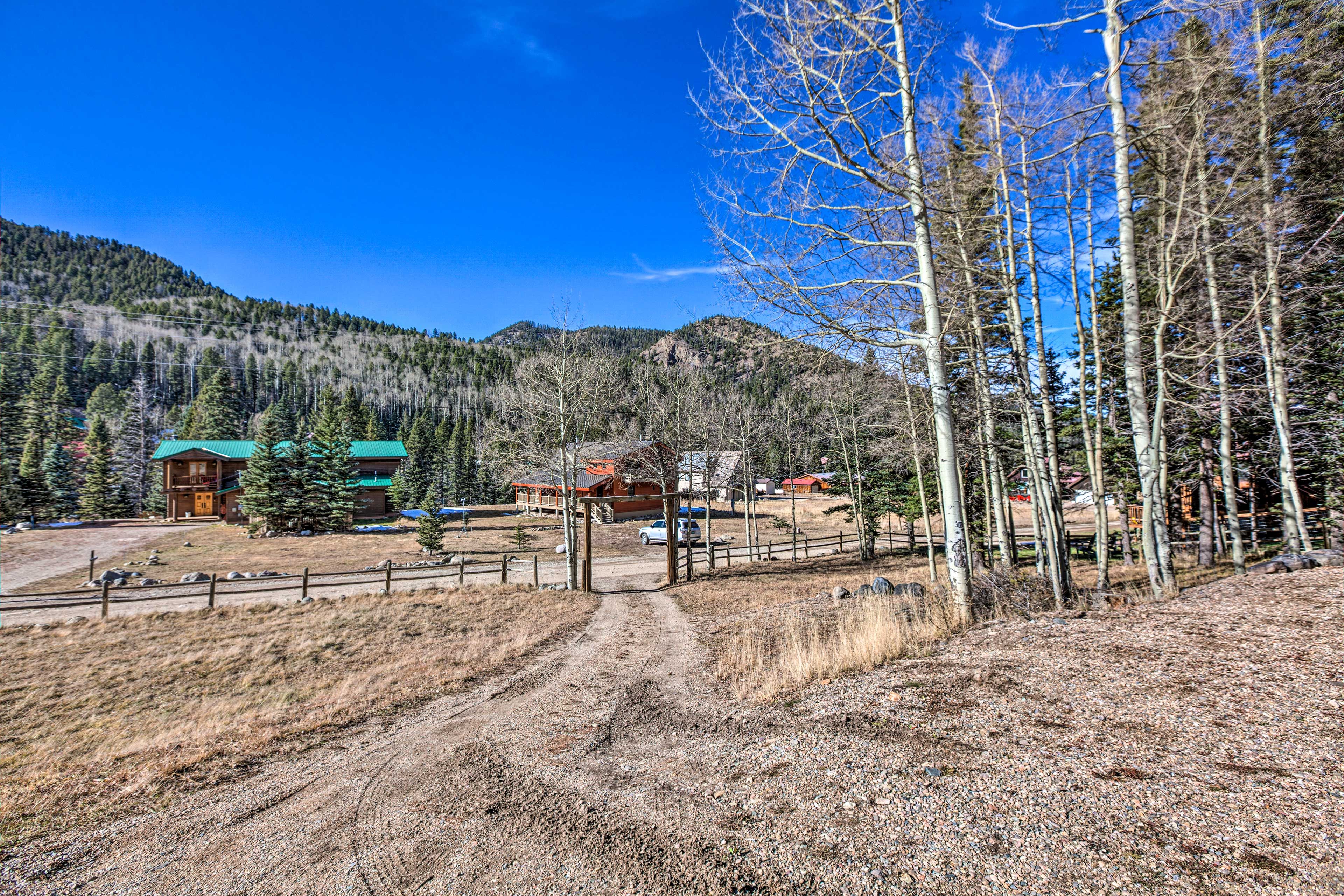 Parking | Gravel Driveway (6 Vehicles)