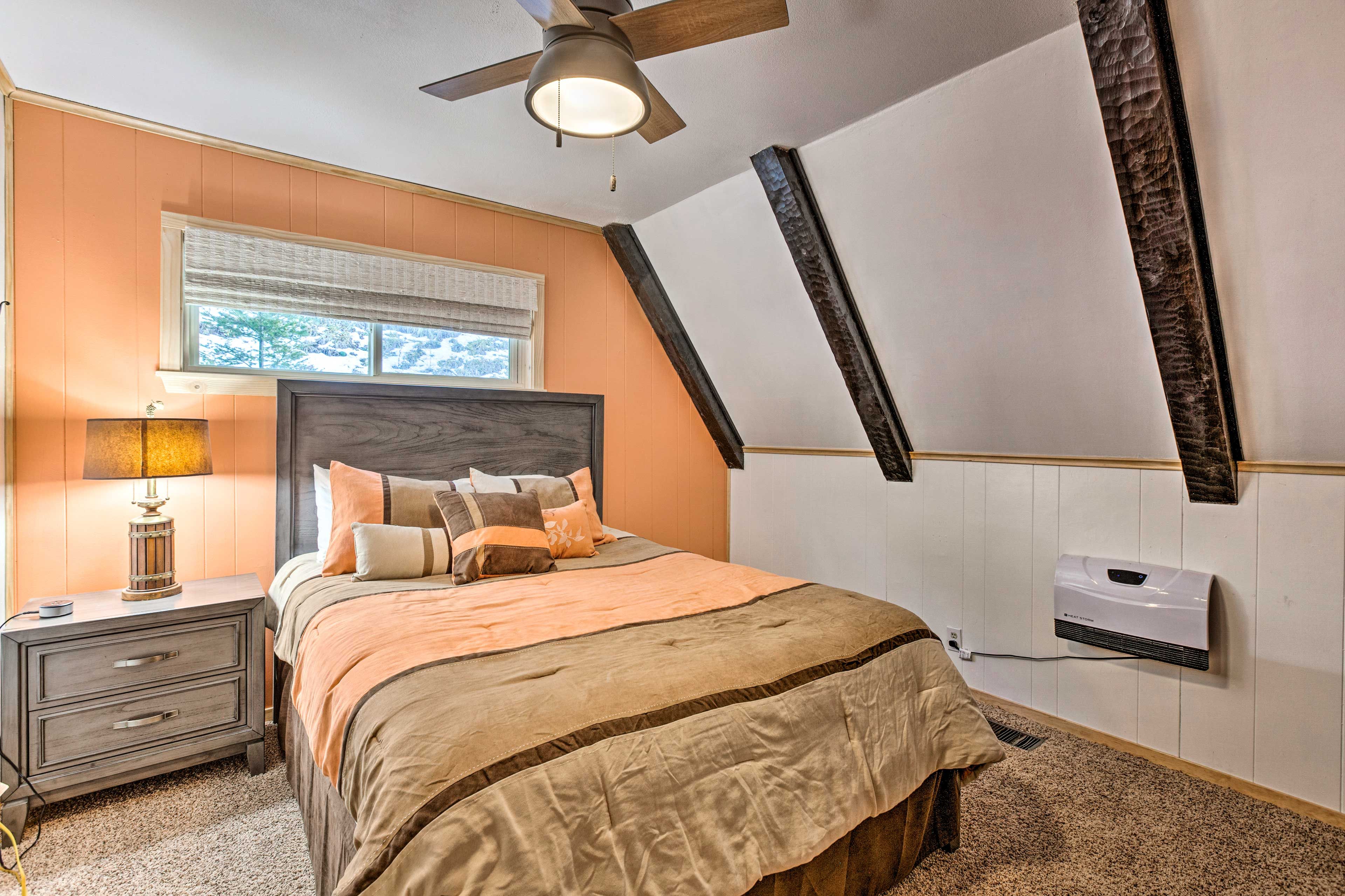 Bedroom 2 | Queen Bed | Smart TV | Main Floor