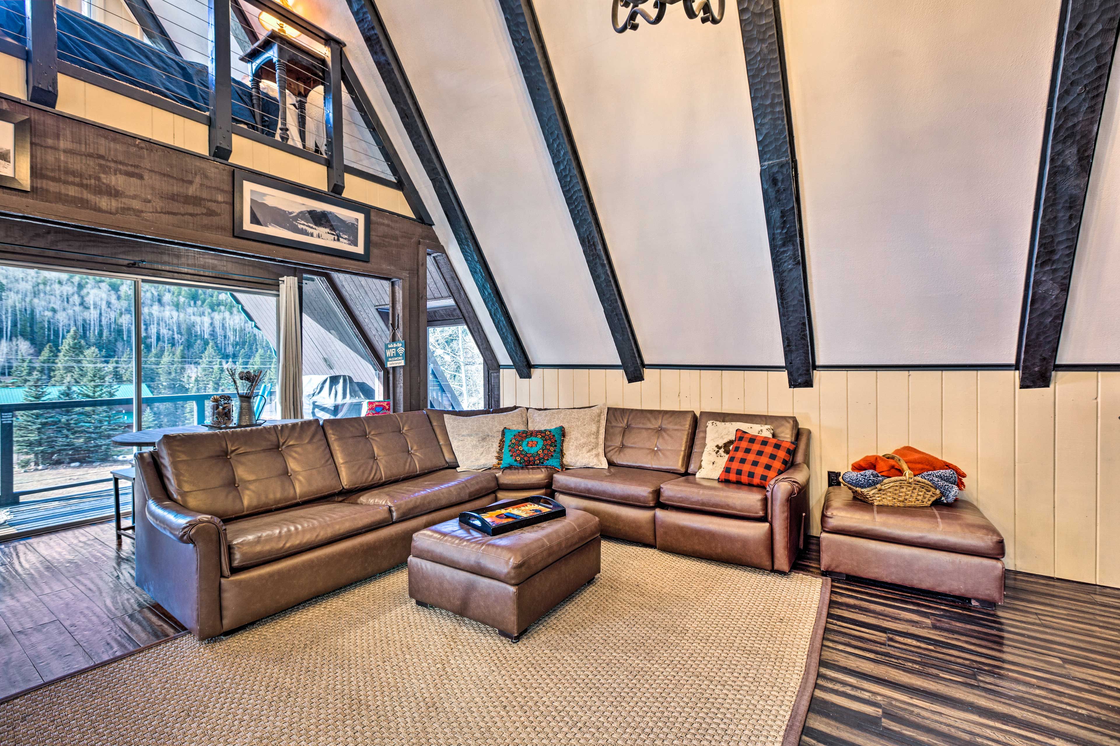Living Area | Smart TV | Fireplace
