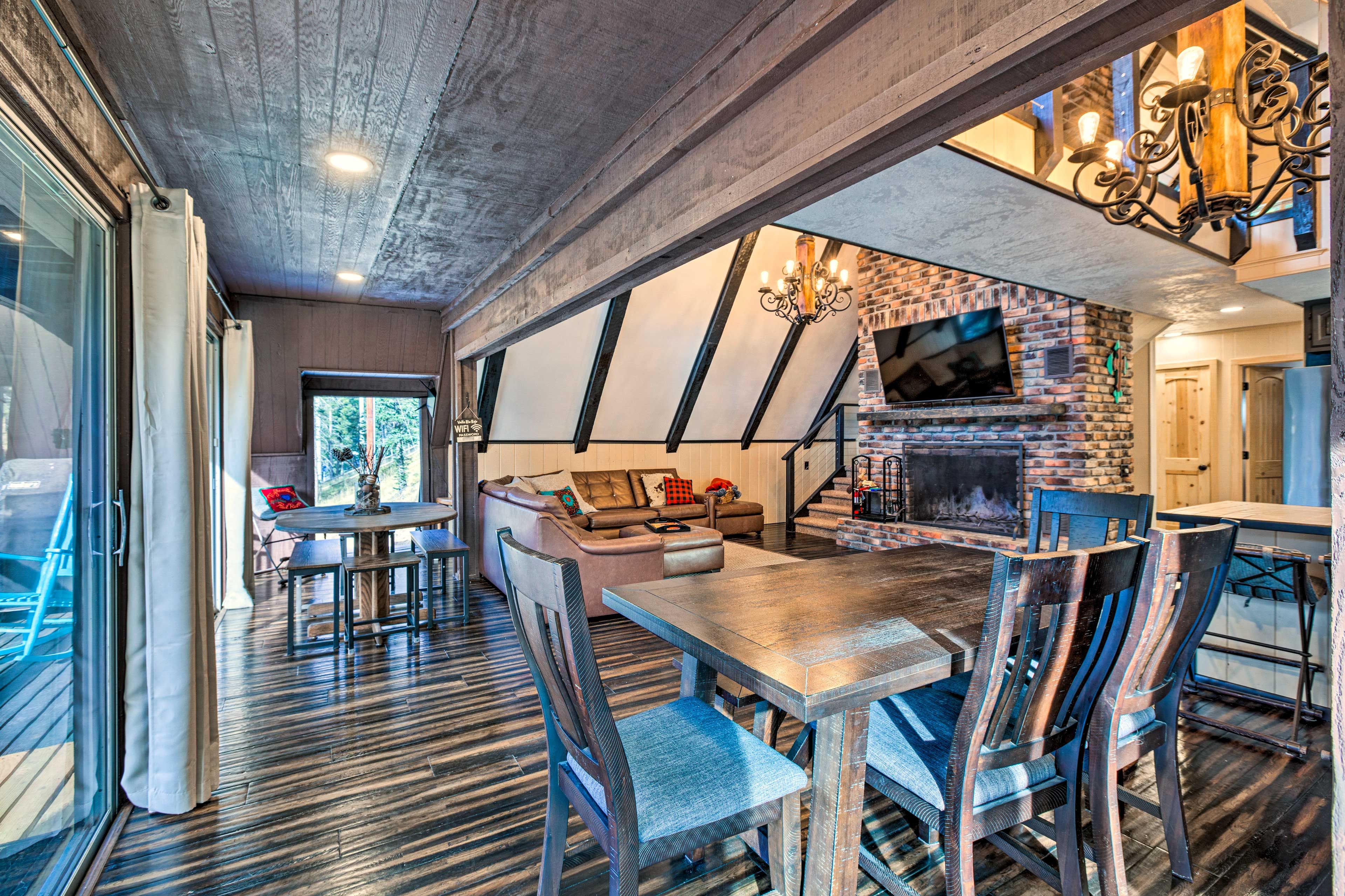 Dining Area | Dishware/Flatware | Breakfast Bar