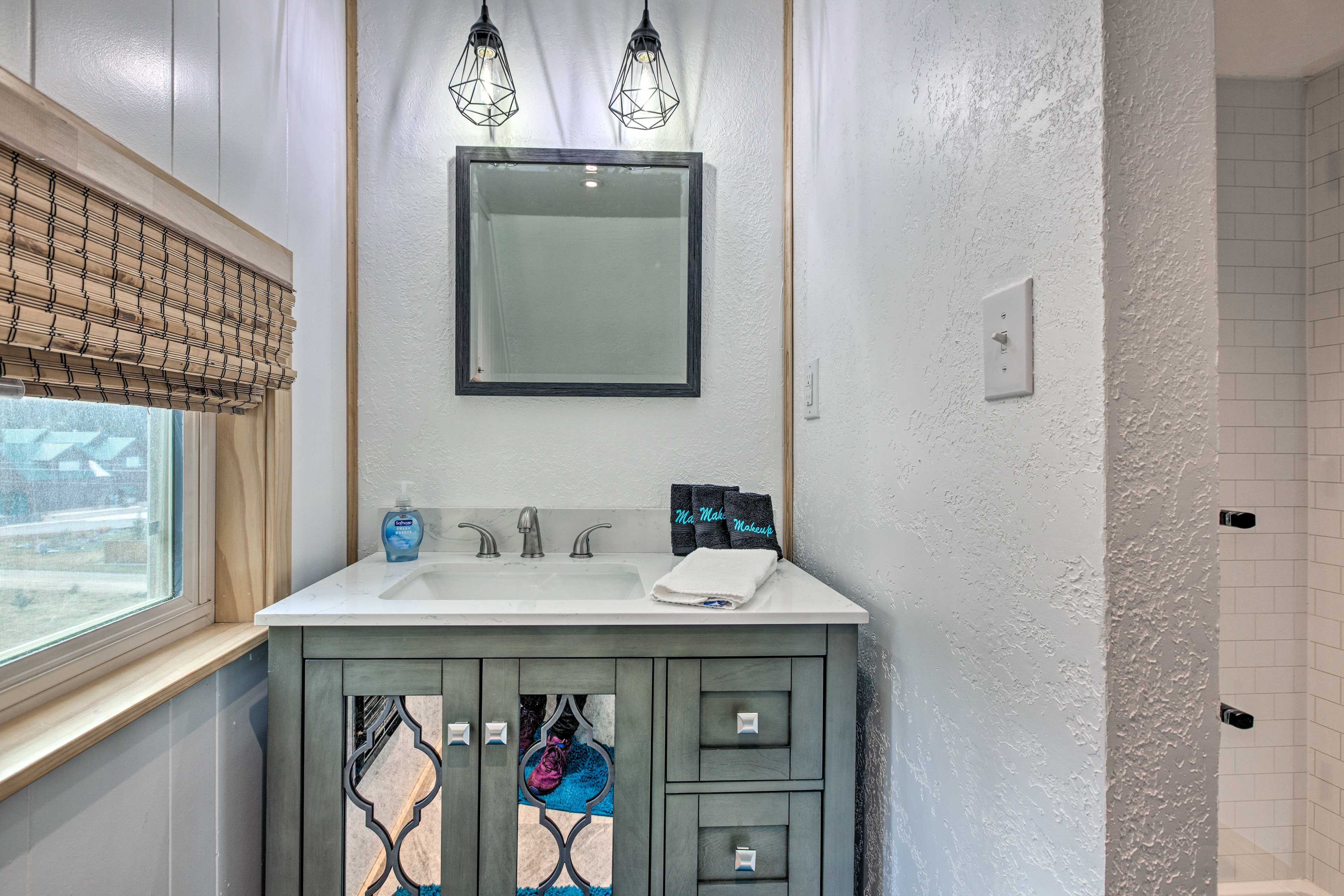 Full Bathroom | Complimentary Toiletries | Loft
