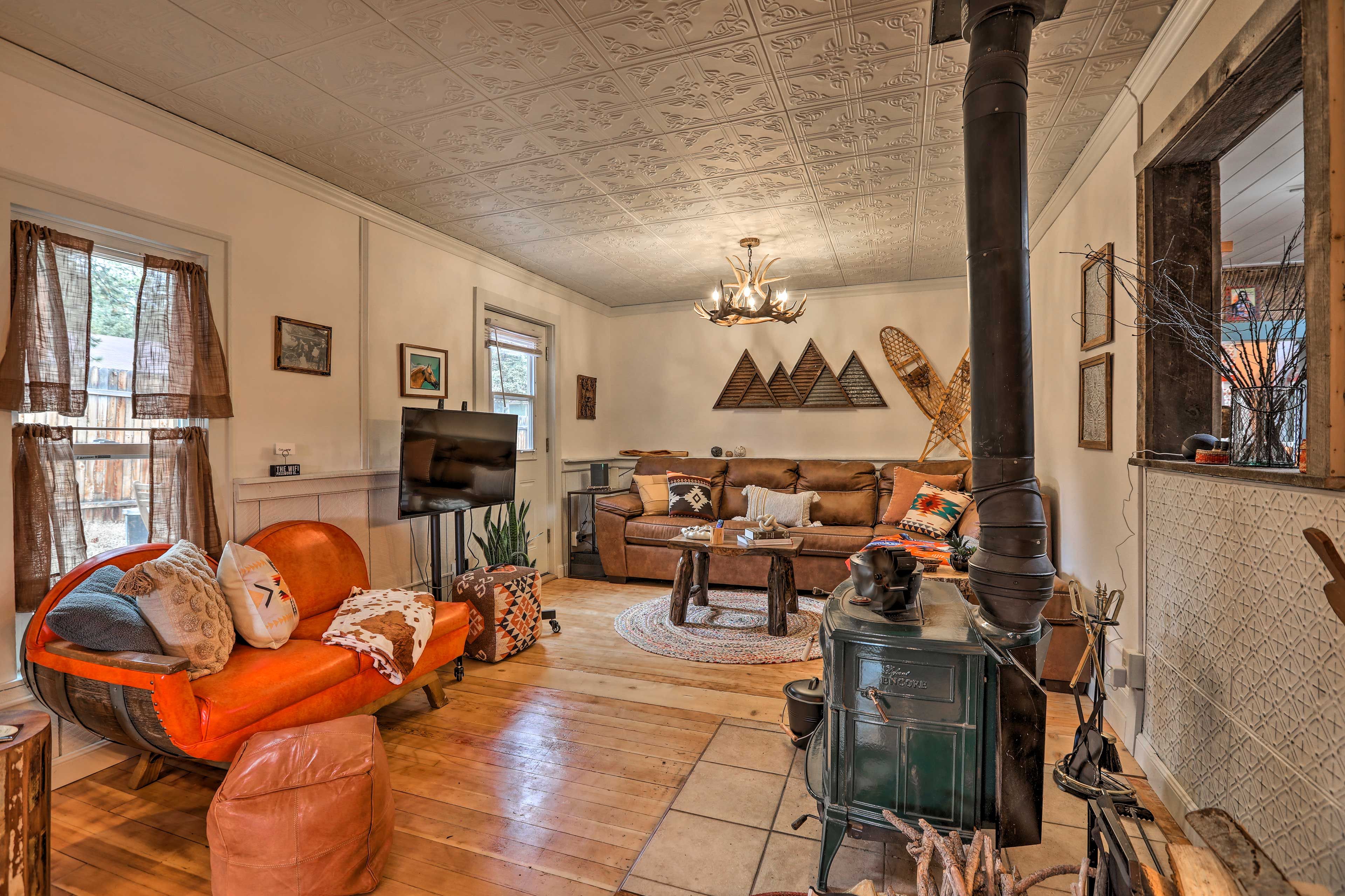 Living Room | Free WiFi | Board Games & Books | Queen Sleeper Sofa