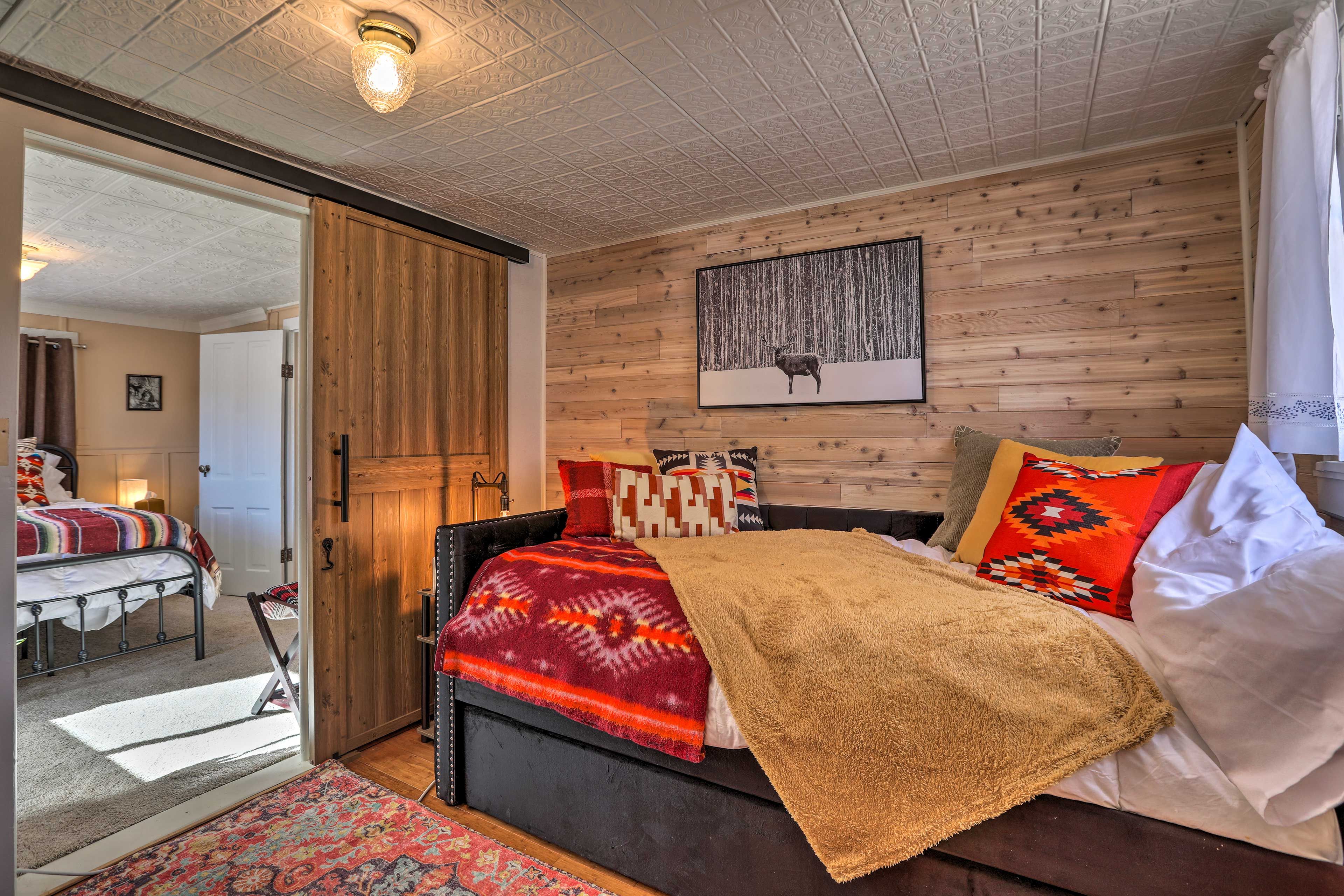 Bedroom 2 | Twin Daybed w/ Twin Trundle