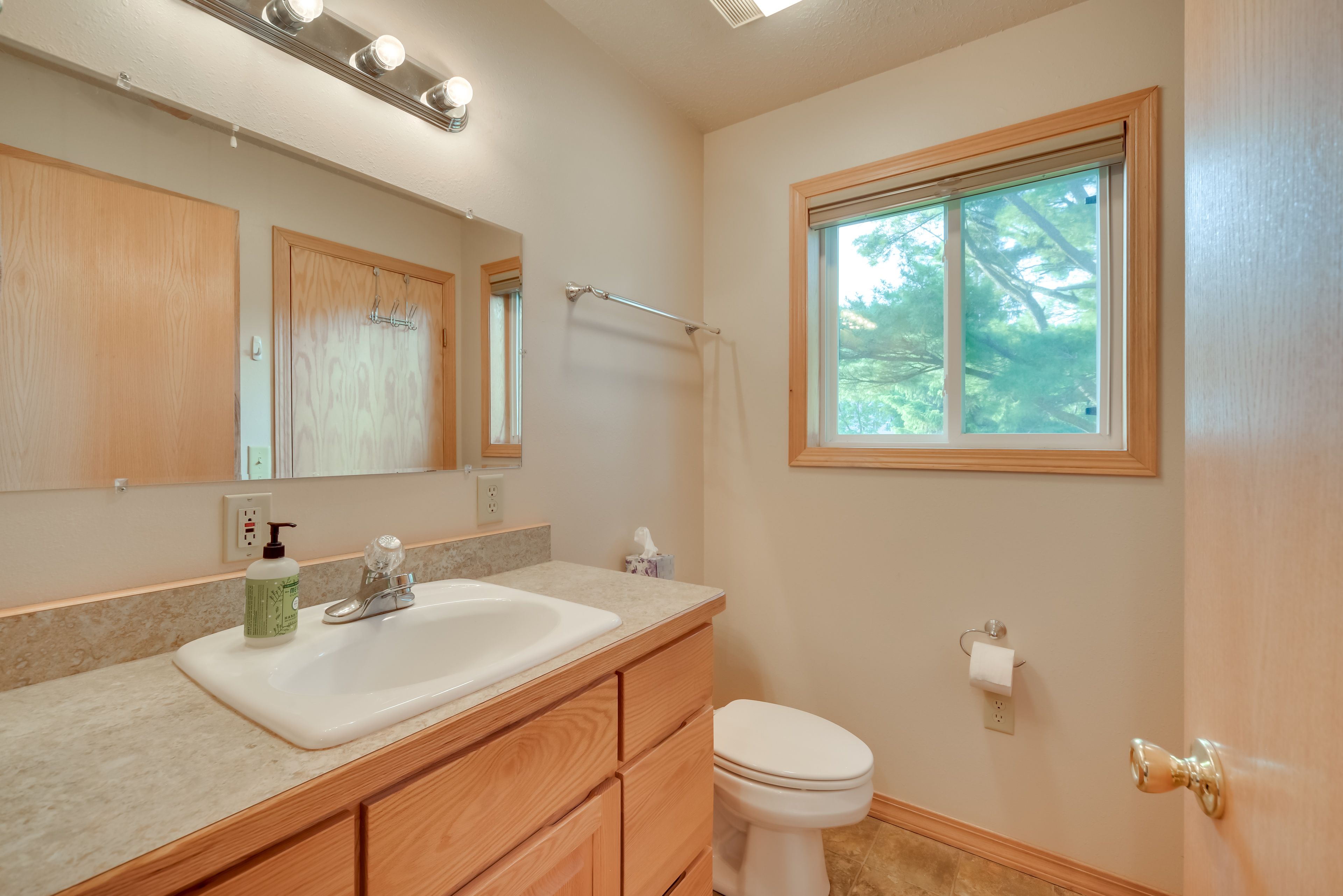 Full Bathroom | Towels Provided