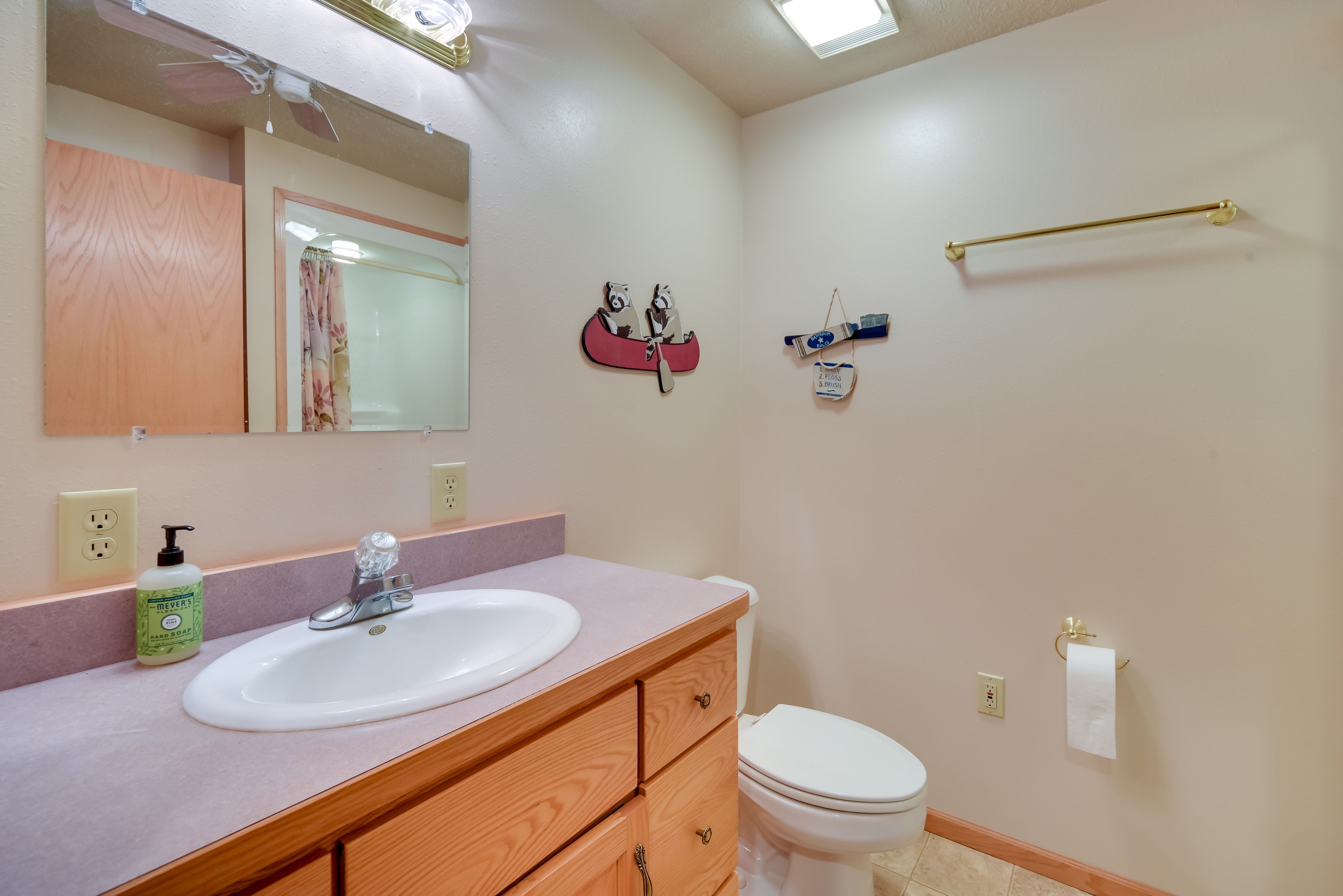 Full Bathroom | Complimentary Toiletries