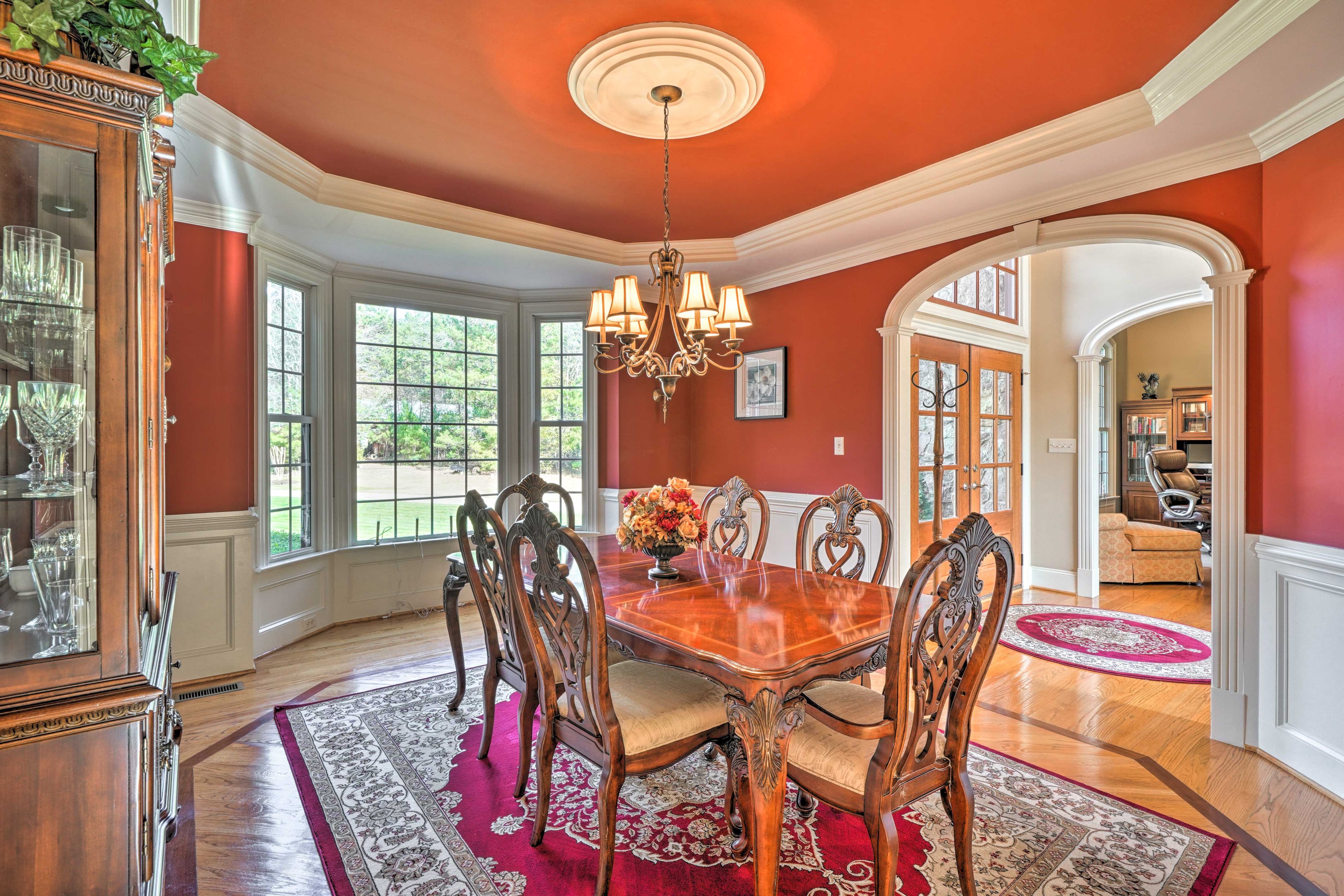 Dining Area | Dishware/Flatware Provided