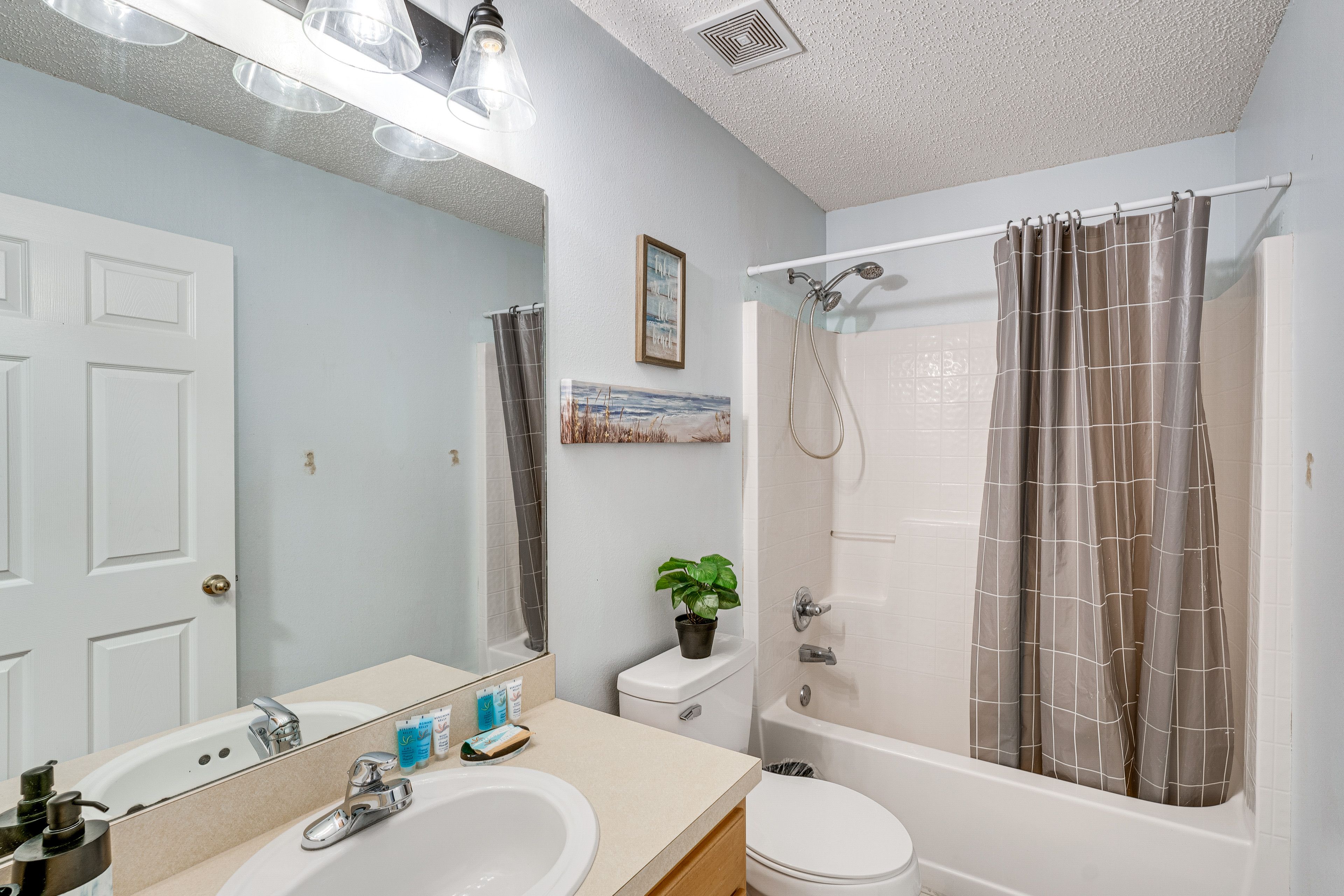 Full Bathroom | Complimentary Toiletries