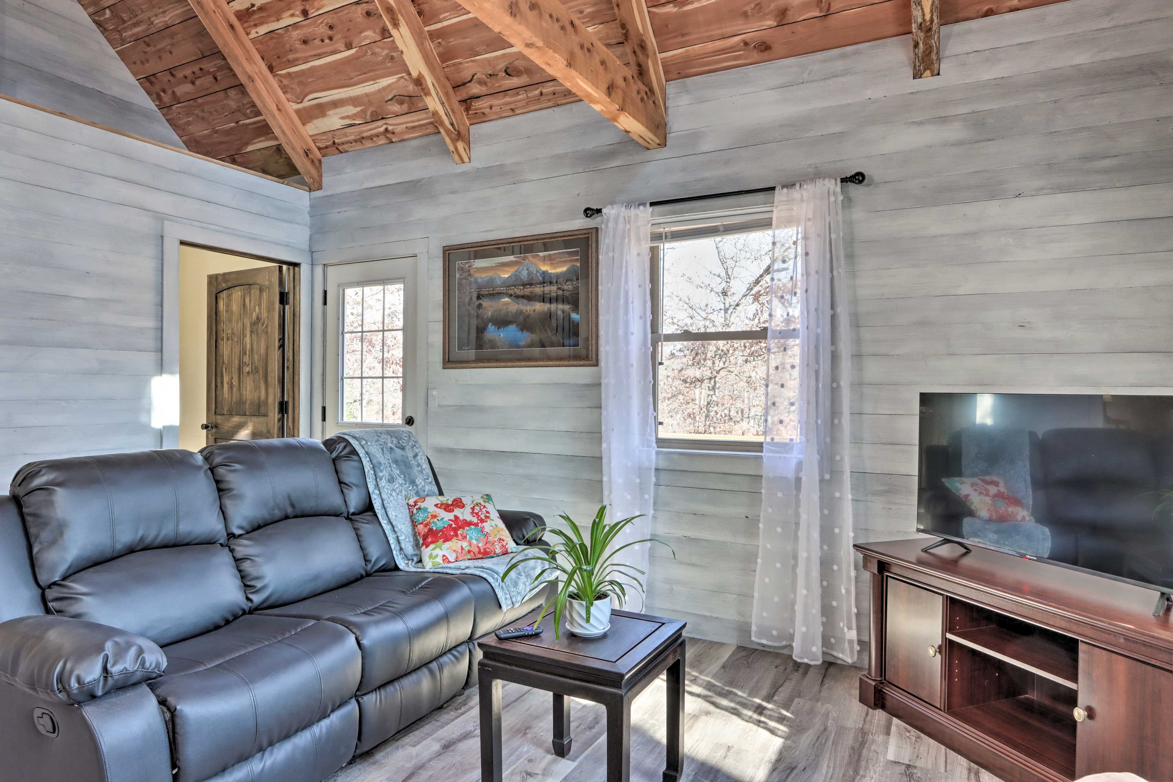Living Room | Smart TV | Central A/C & Heating