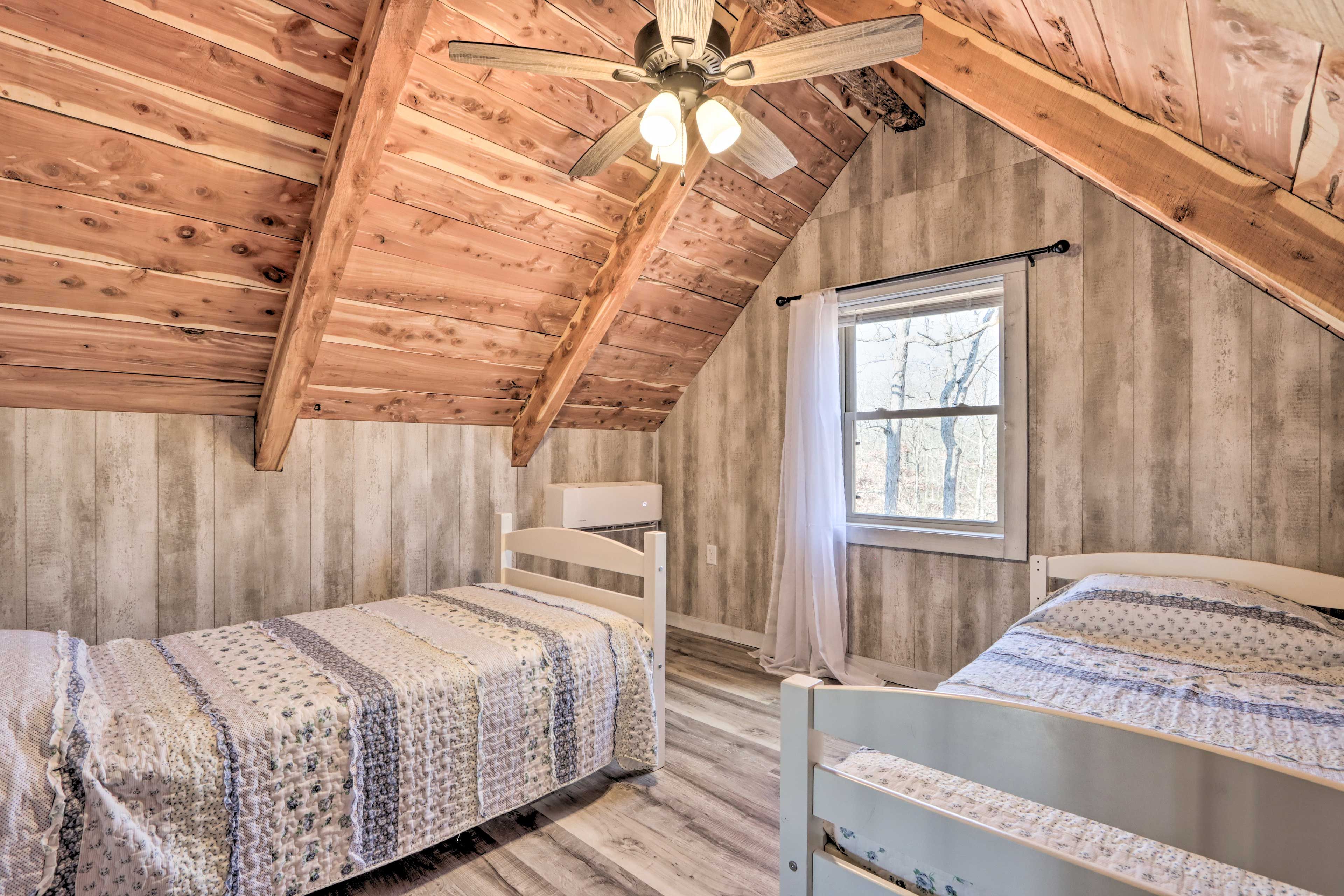 Bedroom 2 | 2 Twin Beds | Free WiFi