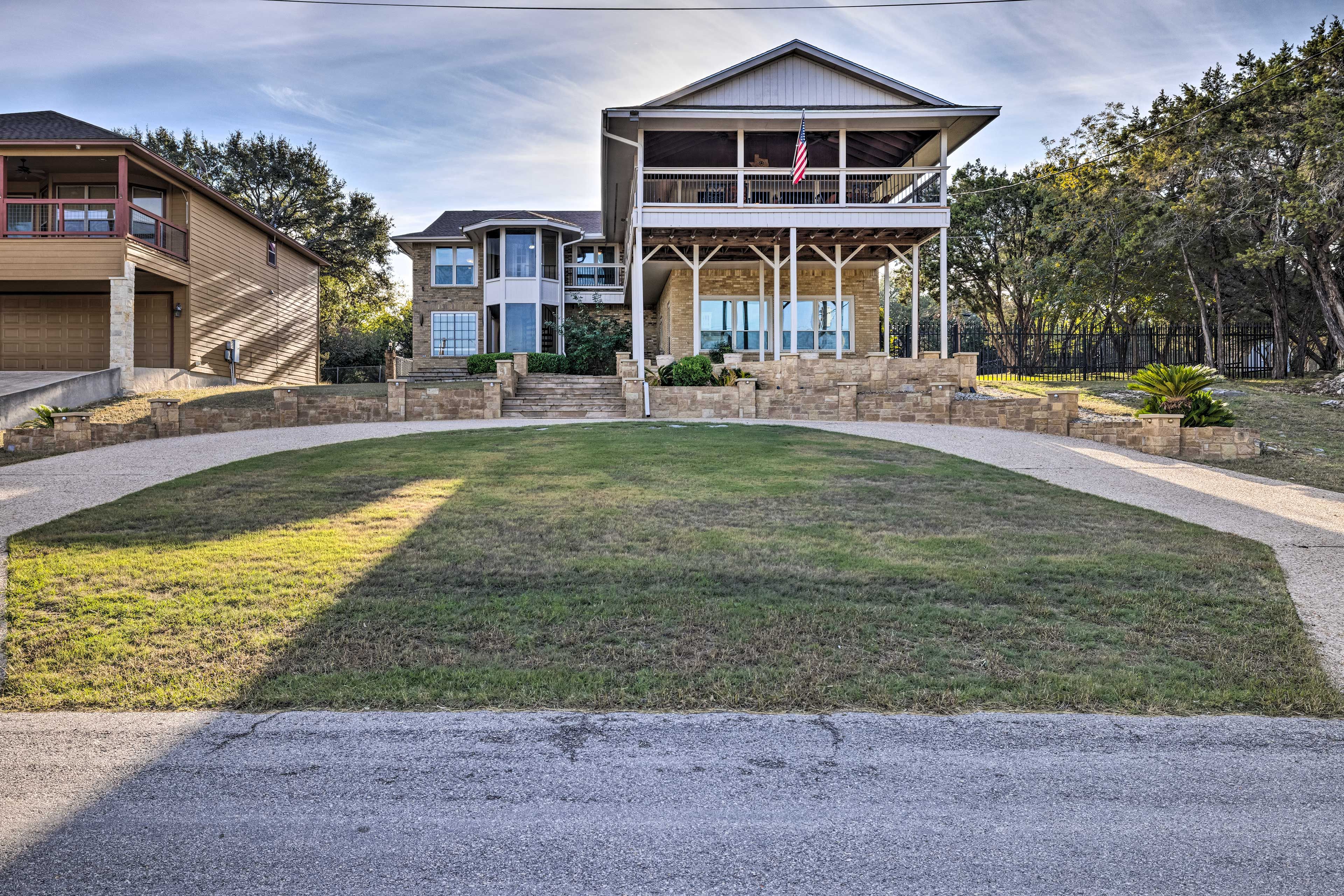 Front Exterior | Parking | Circular Driveway (4 Vehicles) | RV/Trailer Parking