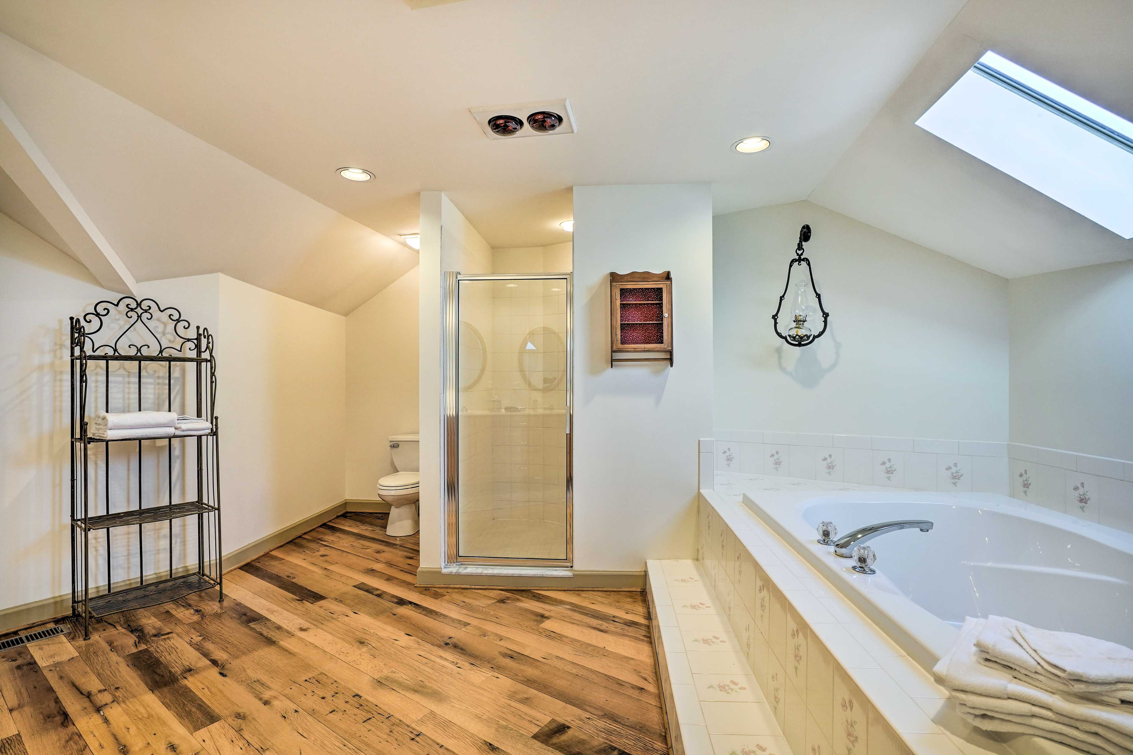 Full Bathroom | 2nd Floor | Towels Provided | Hair Dryer