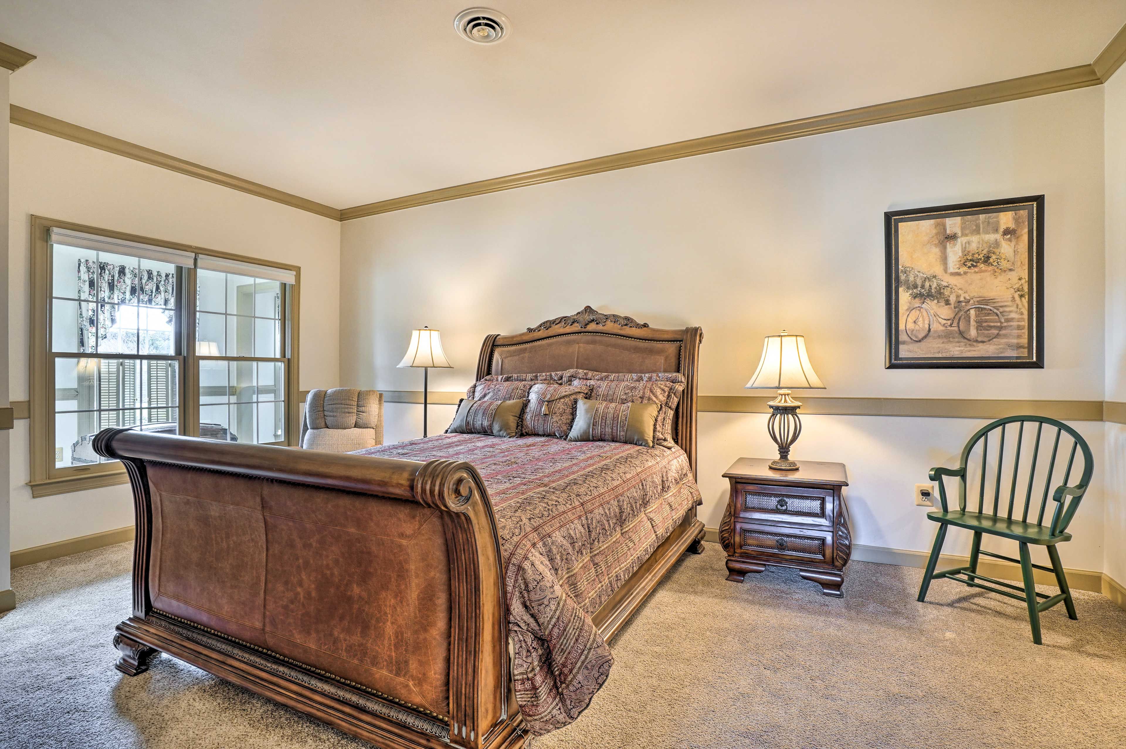 Bedroom | Queen Bed | 1st Floor | Linens Provided | Smart TV