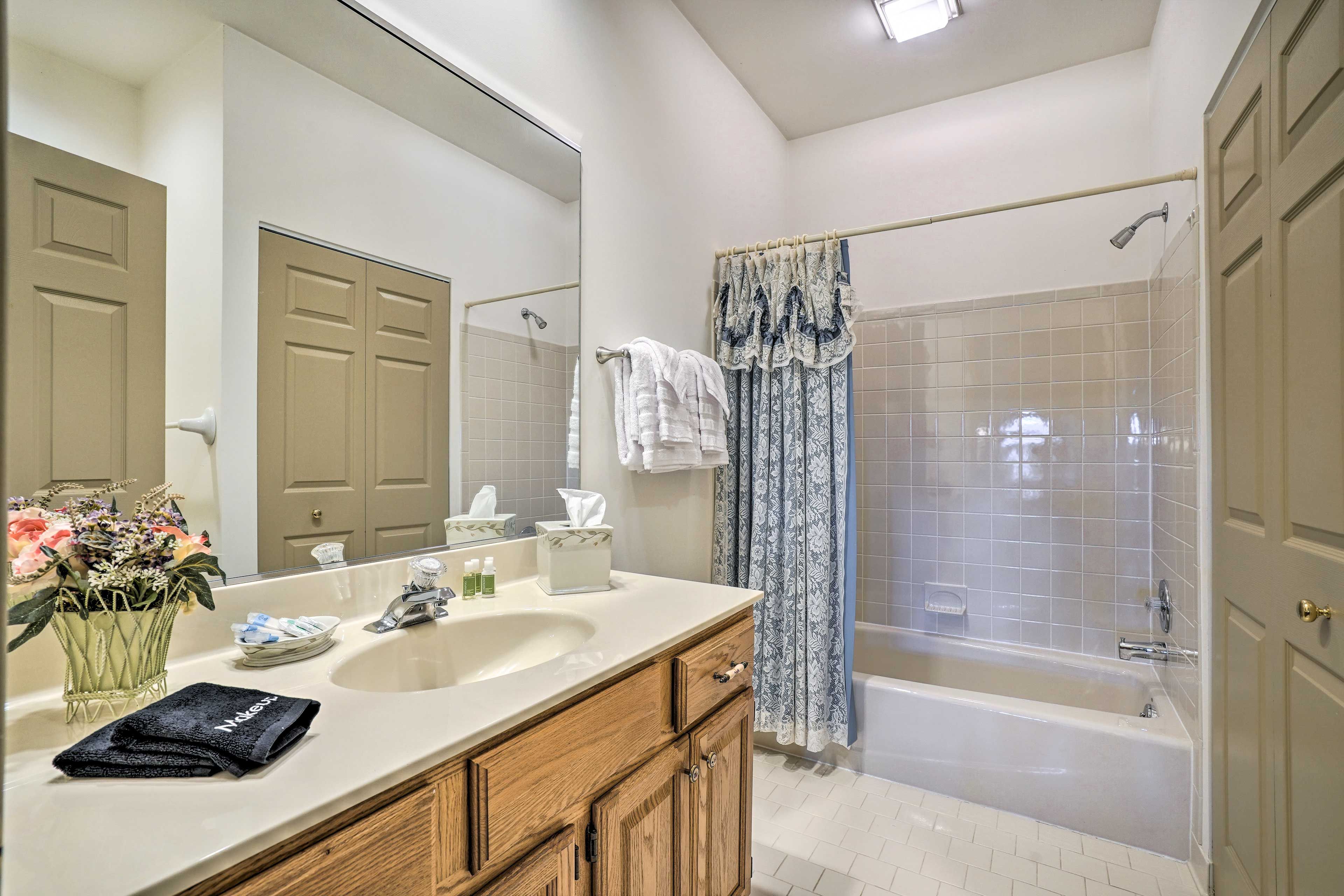 Full Bathroom | 1st Floor | Complimentary Toiletries