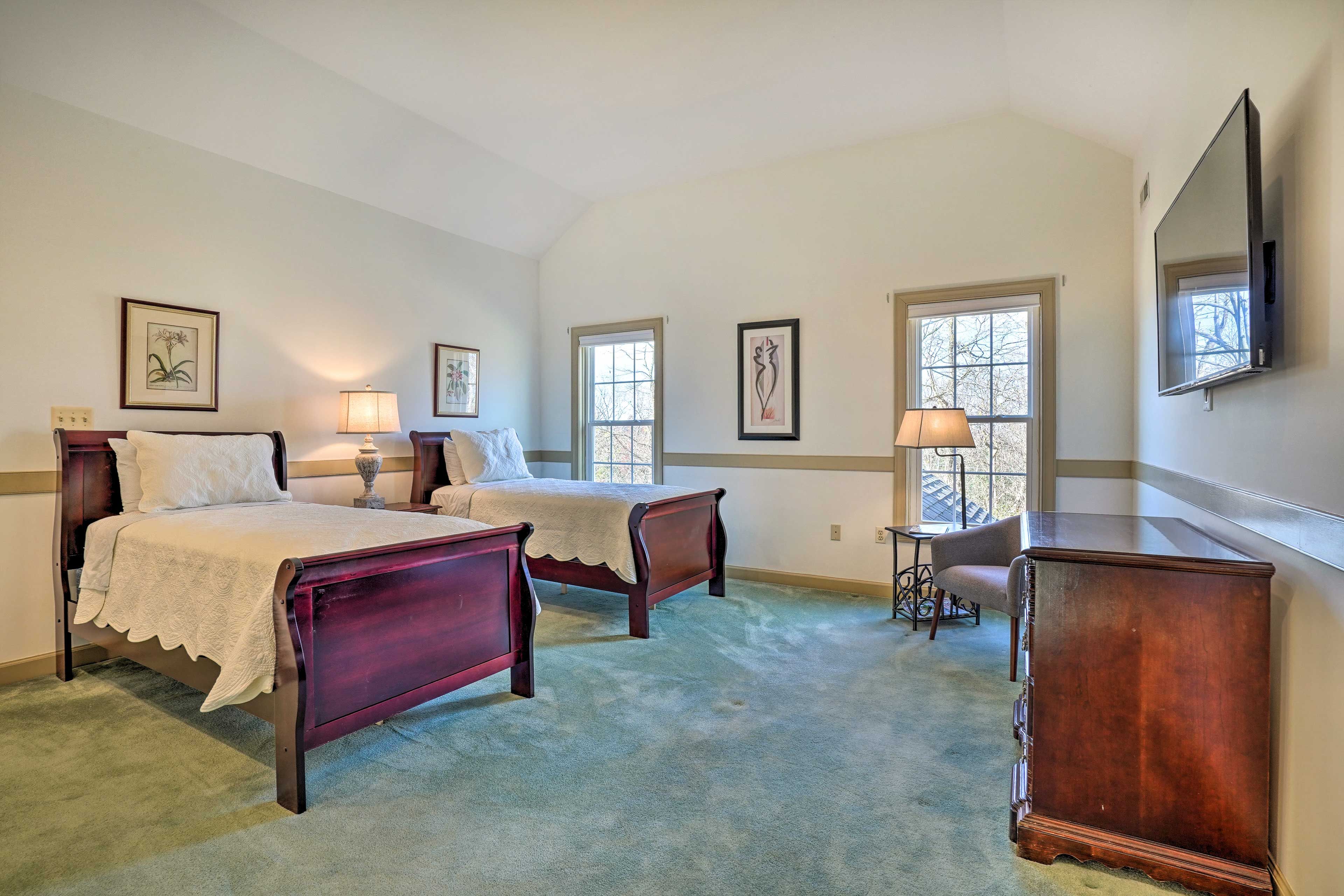 Loft | 2 Twin Beds | 2nd Floor | En-Suite Bathroom | Stairs Required