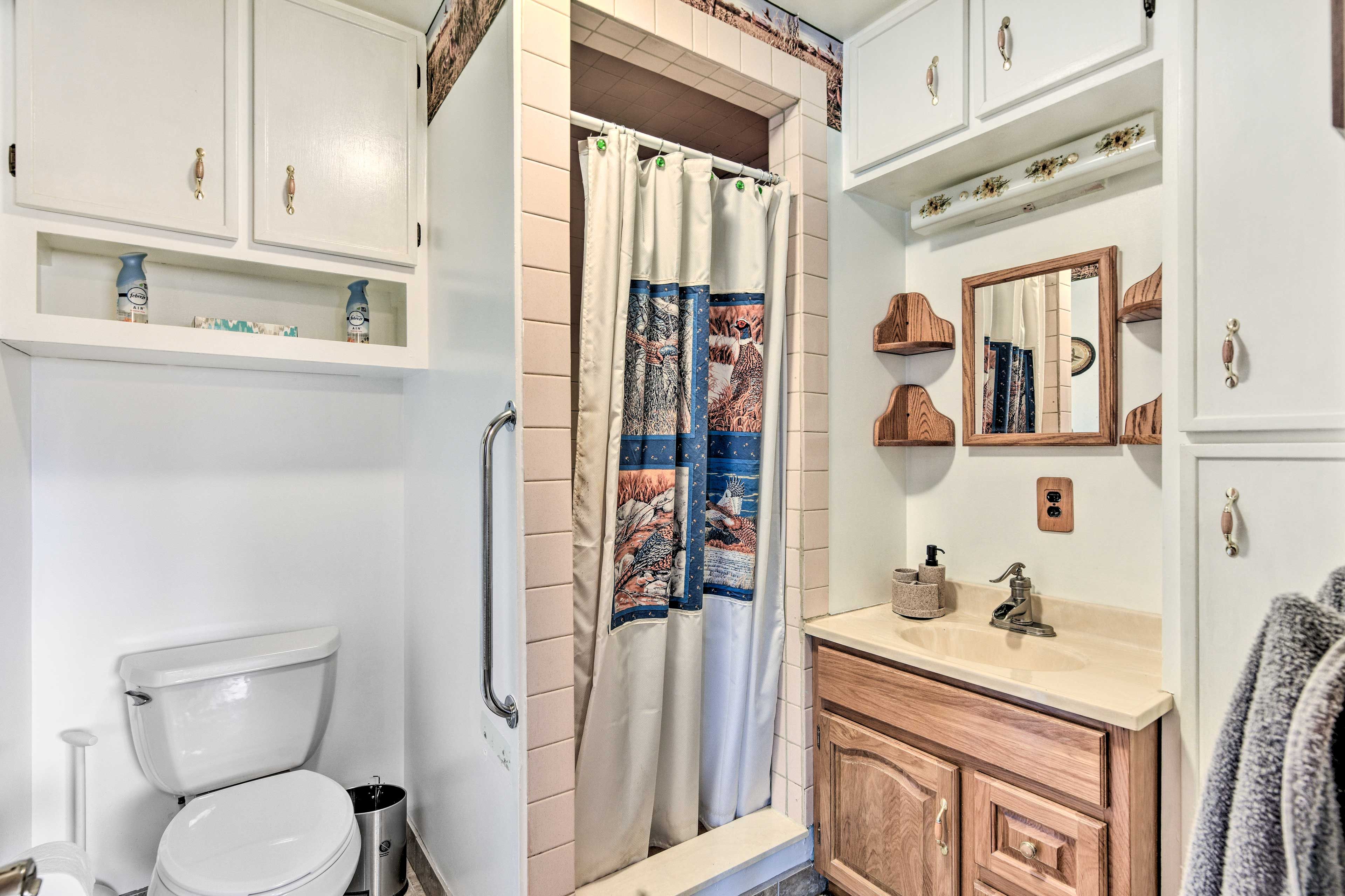 Full Bathroom | Towels Provided | Complimentary Toiletries