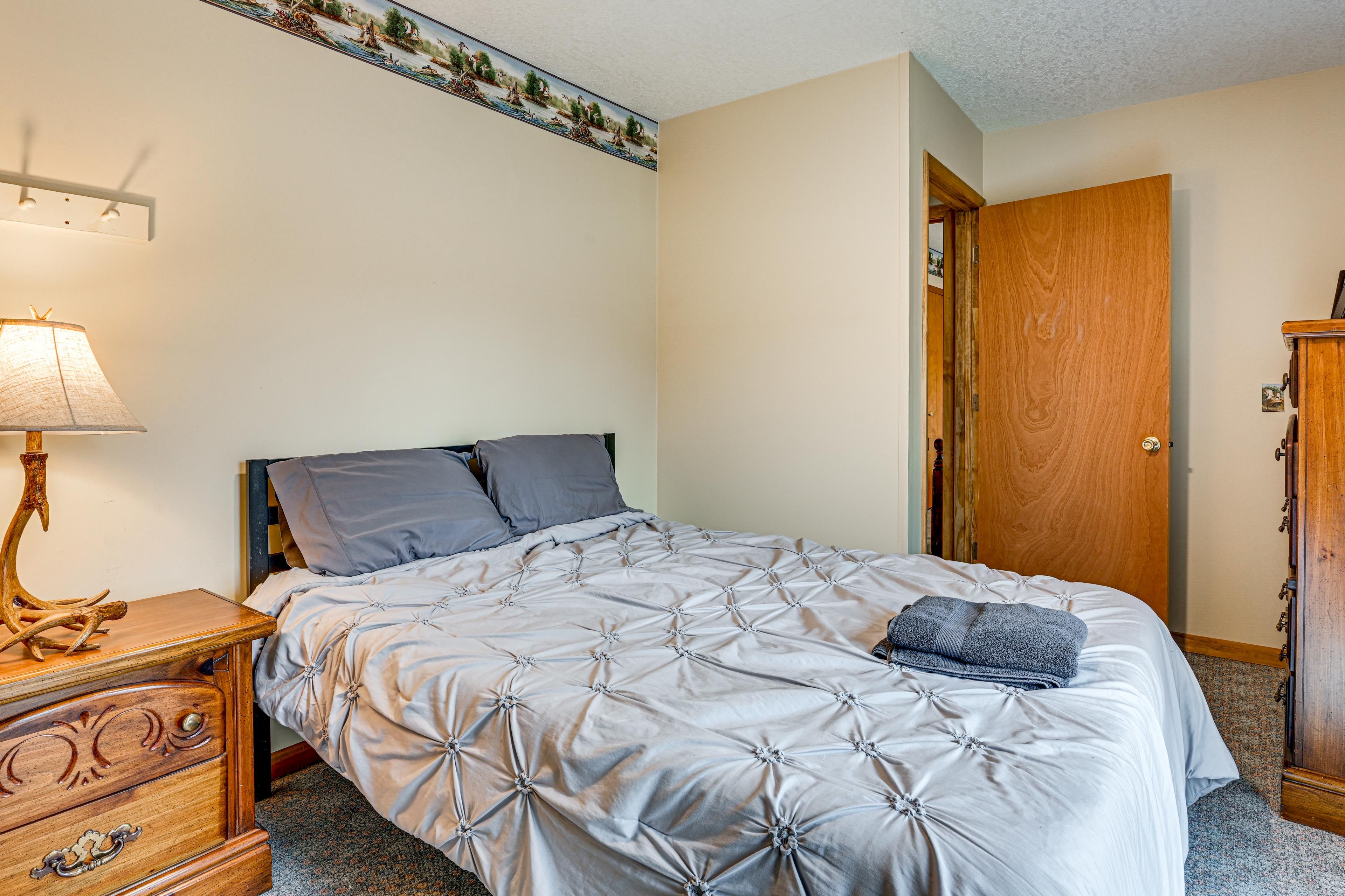 Bedroom 2 | Queen Bed