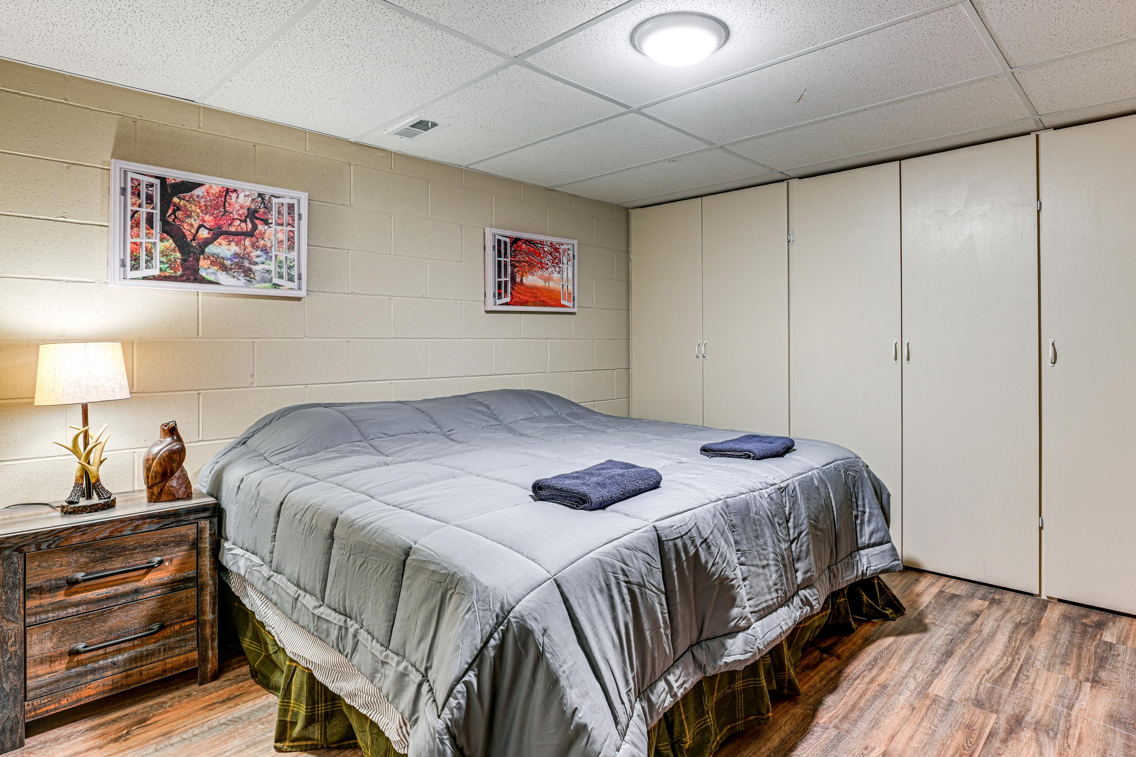 Den | King Bed