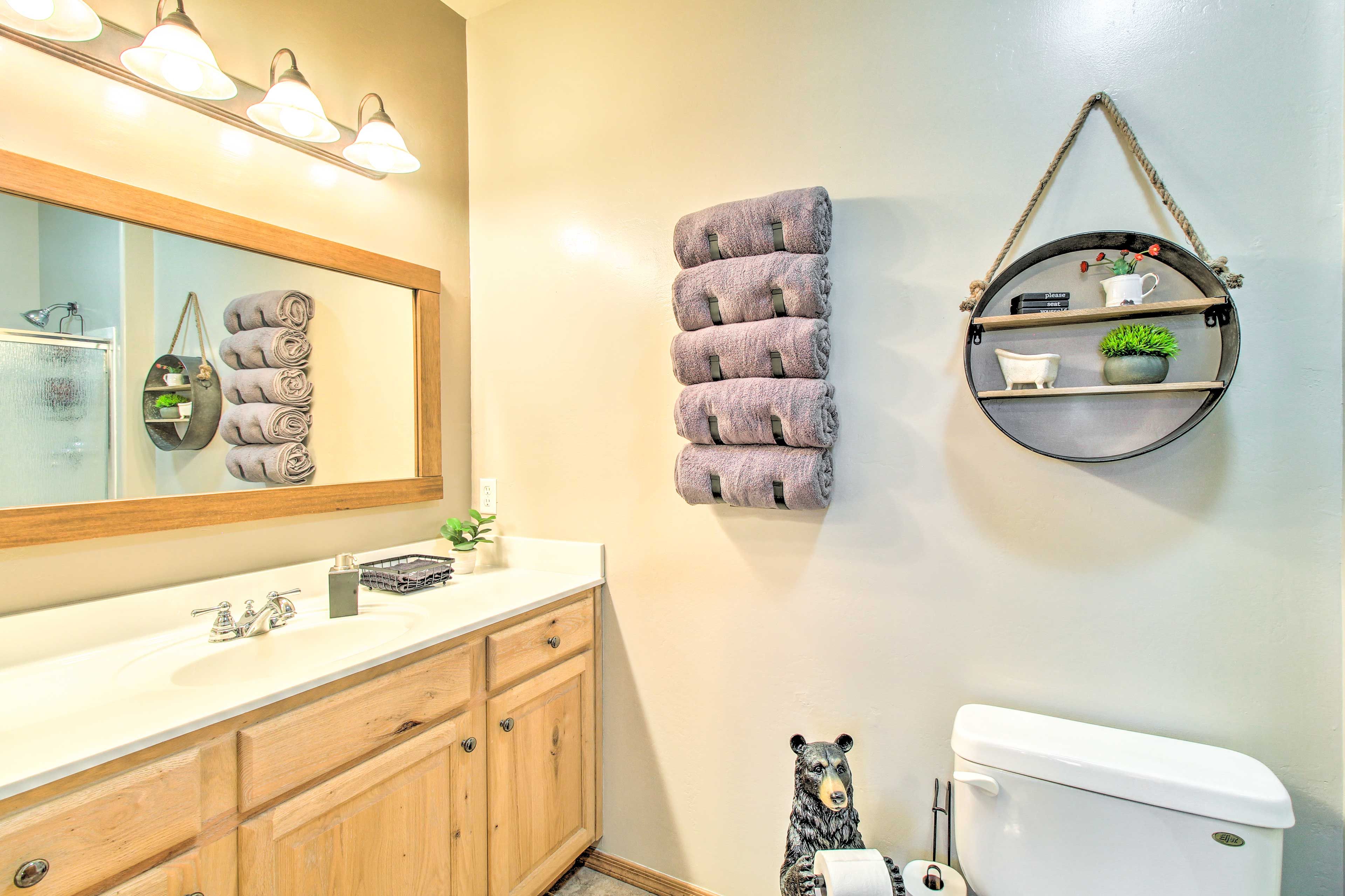 Full Bathroom | Towels Provided | Complimentary Toiletries