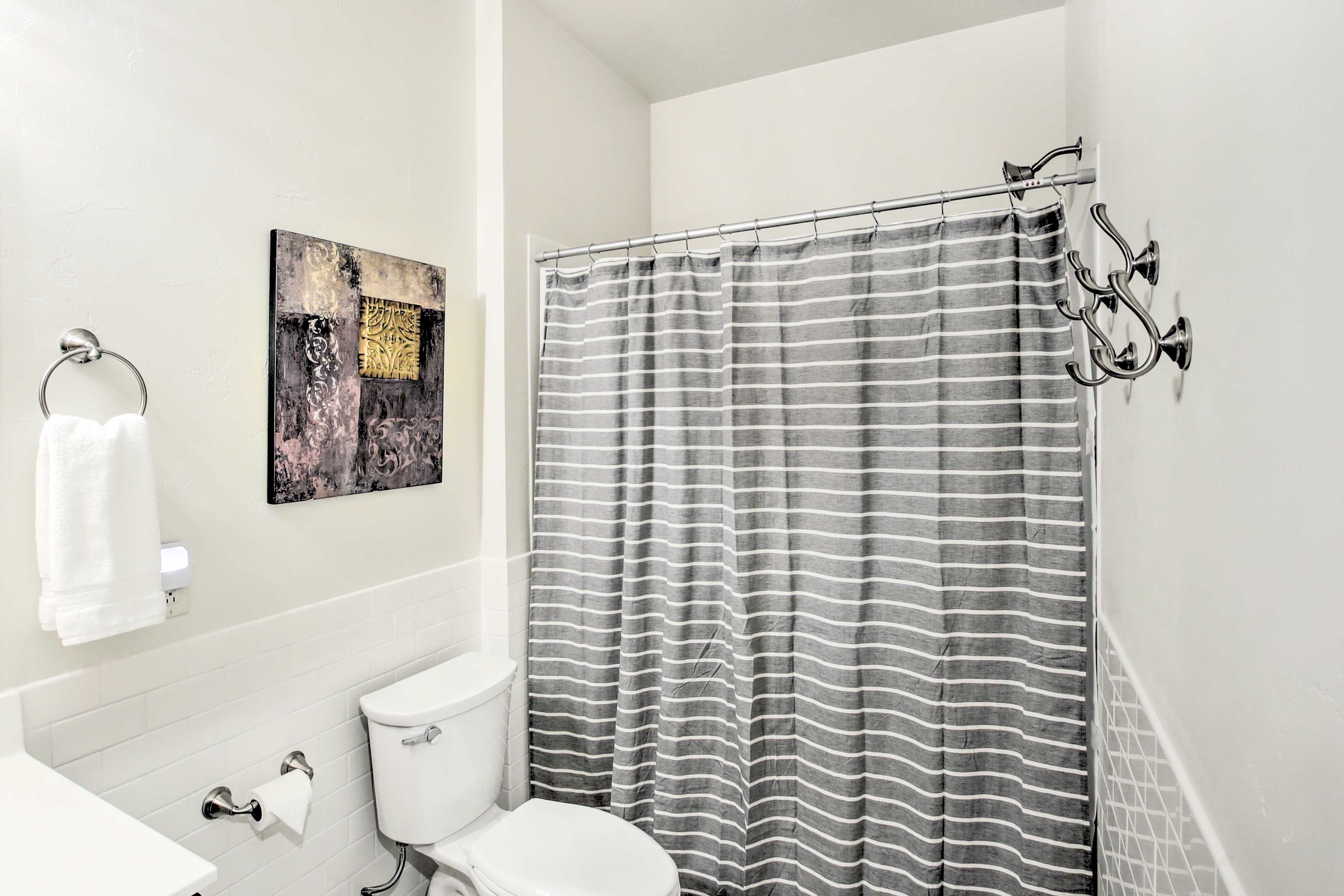 Full Bathroom | 1st Floor | Complimentary Toiletries