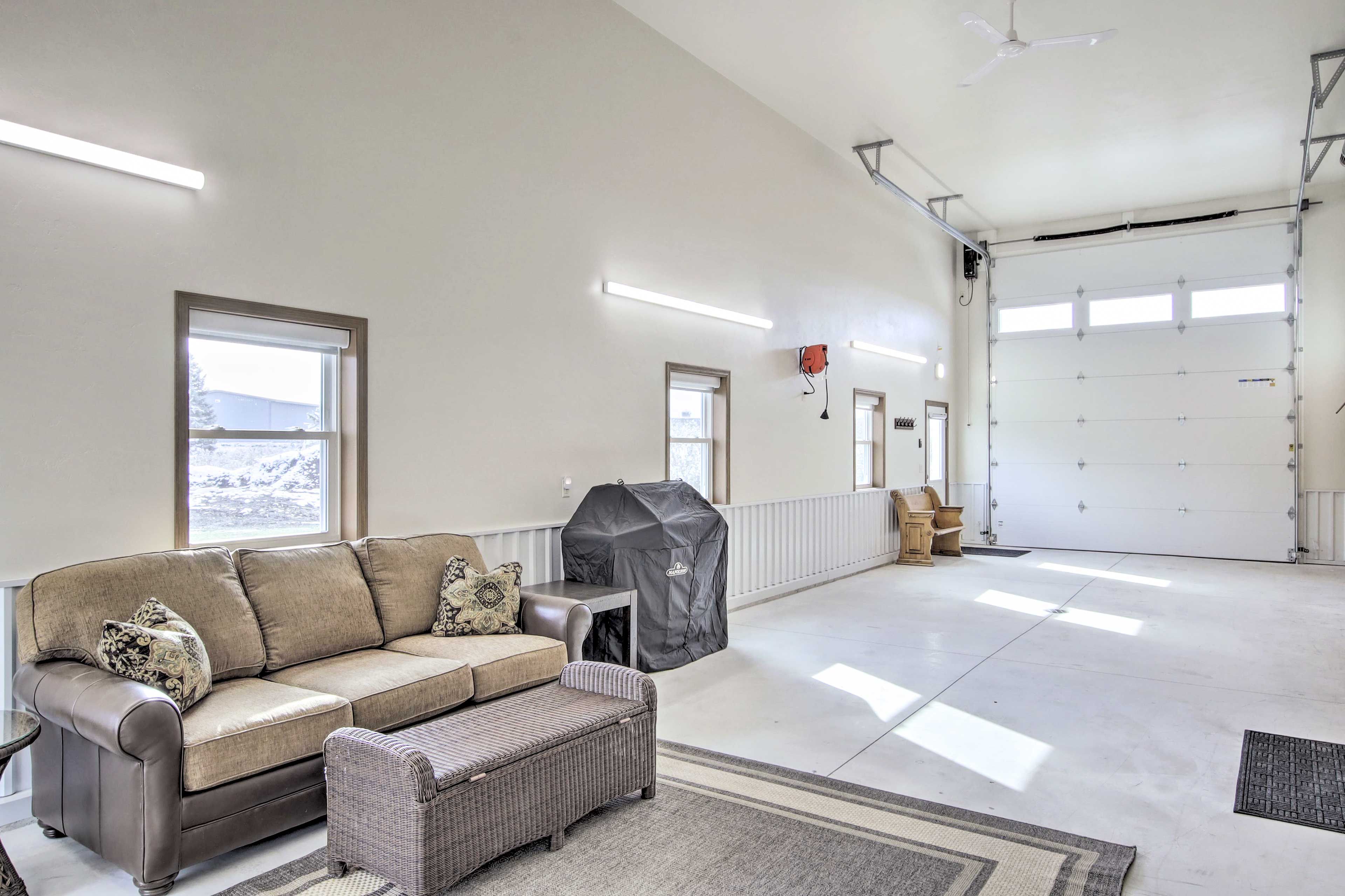 Garage Lounge | 1st Floor | Flat-screen TV | Gas Grill | Wet Bar